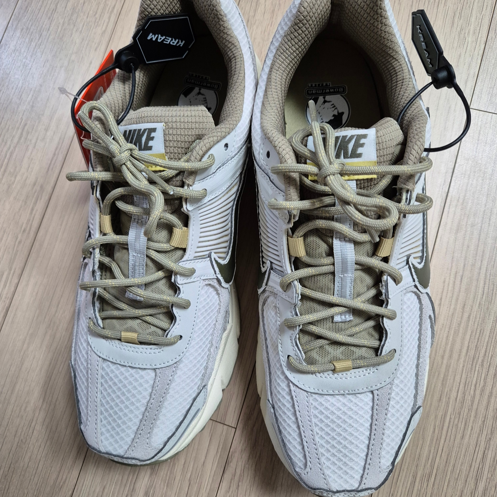 Nike Zoom Vomero 5 Light Bone and Phantom 착용 스타일