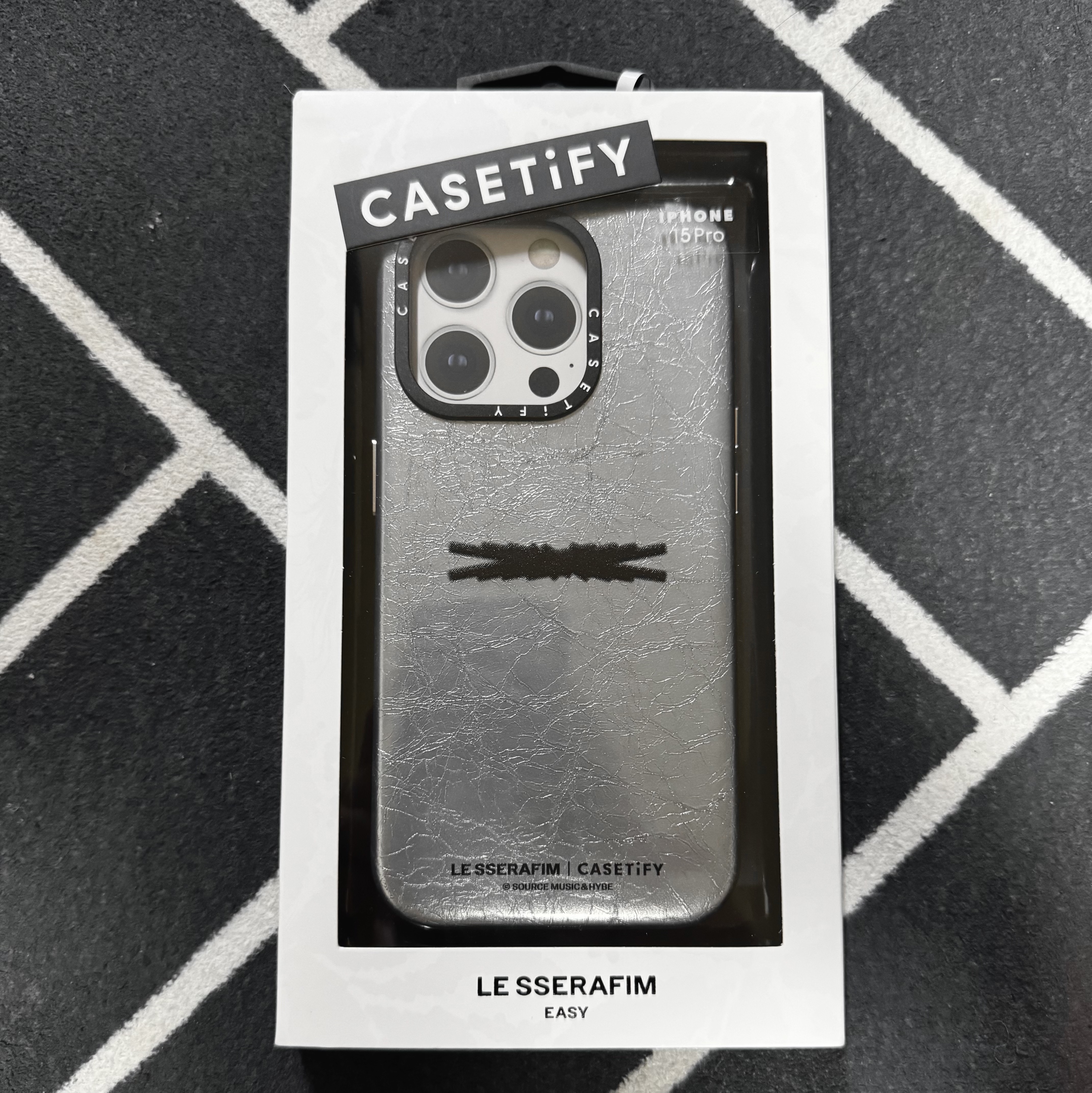 Casetify x LE SSERAFIM iPhone EASY Signature Impact Case Clear Black 착용 스타일 - 1