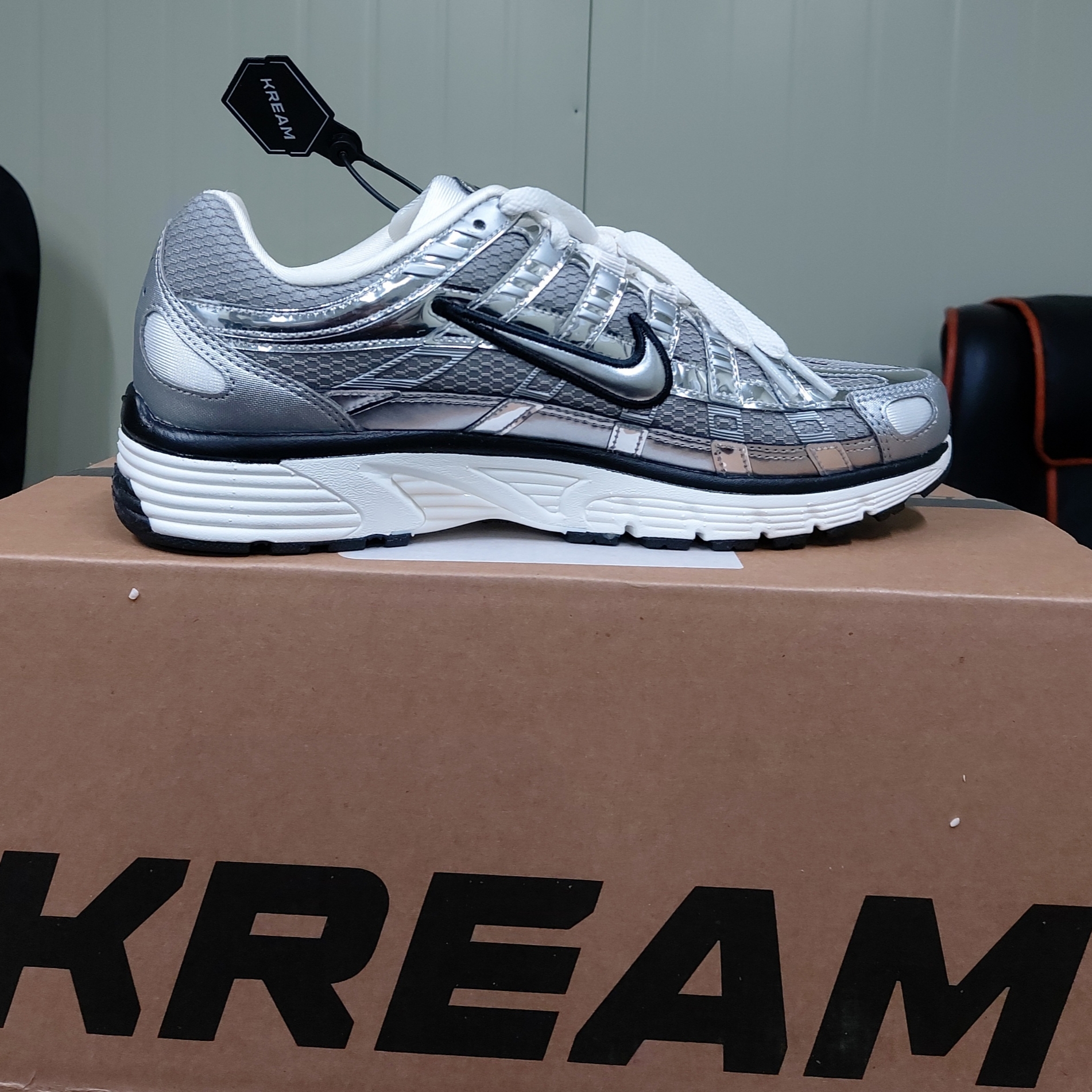 Nike P-6000 Metallic Silver 착용 스타일