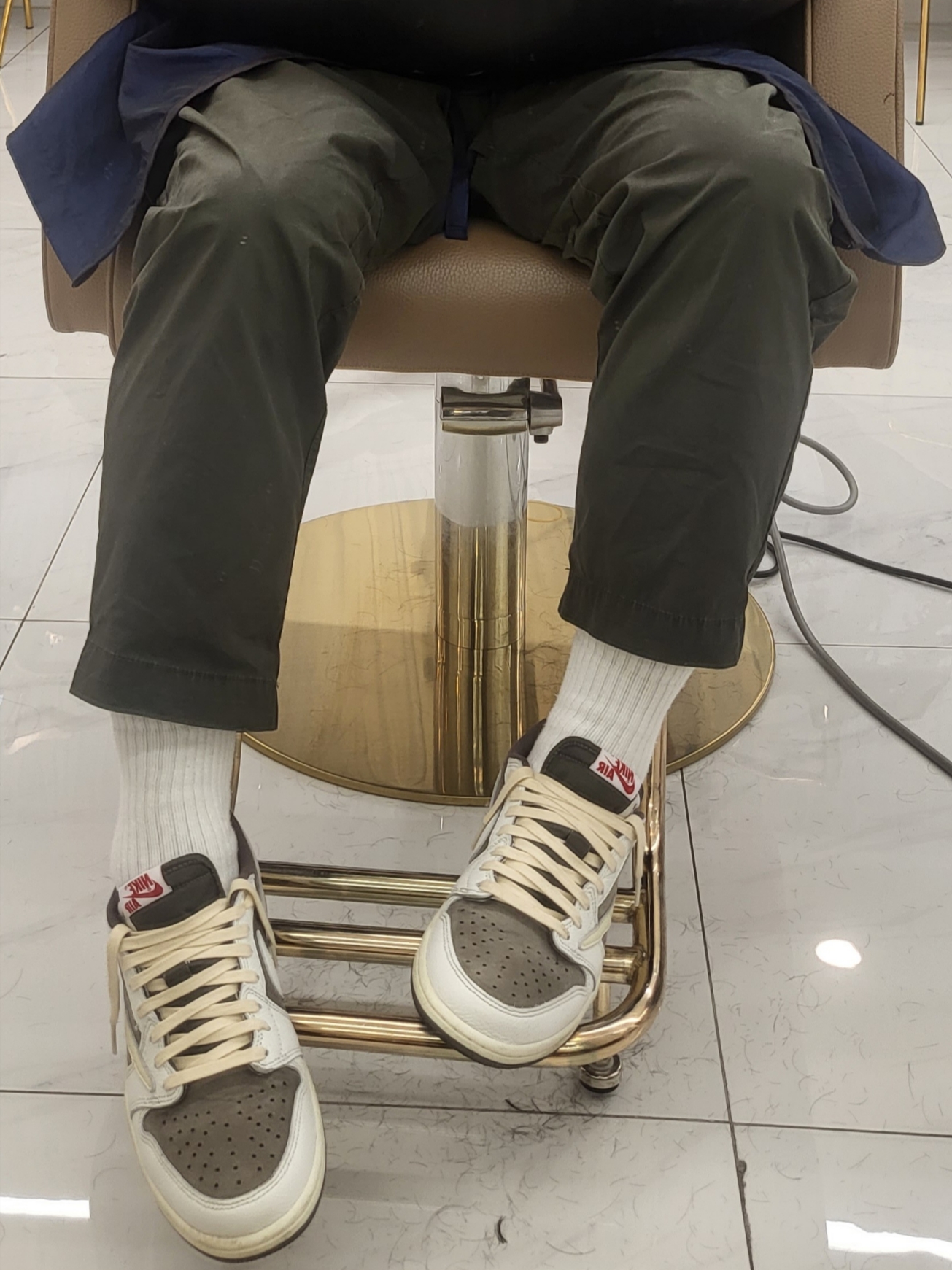 Jordan 1 x Travis Scott Retro Low OG SP Sail and Ridgerock 착용 스타일