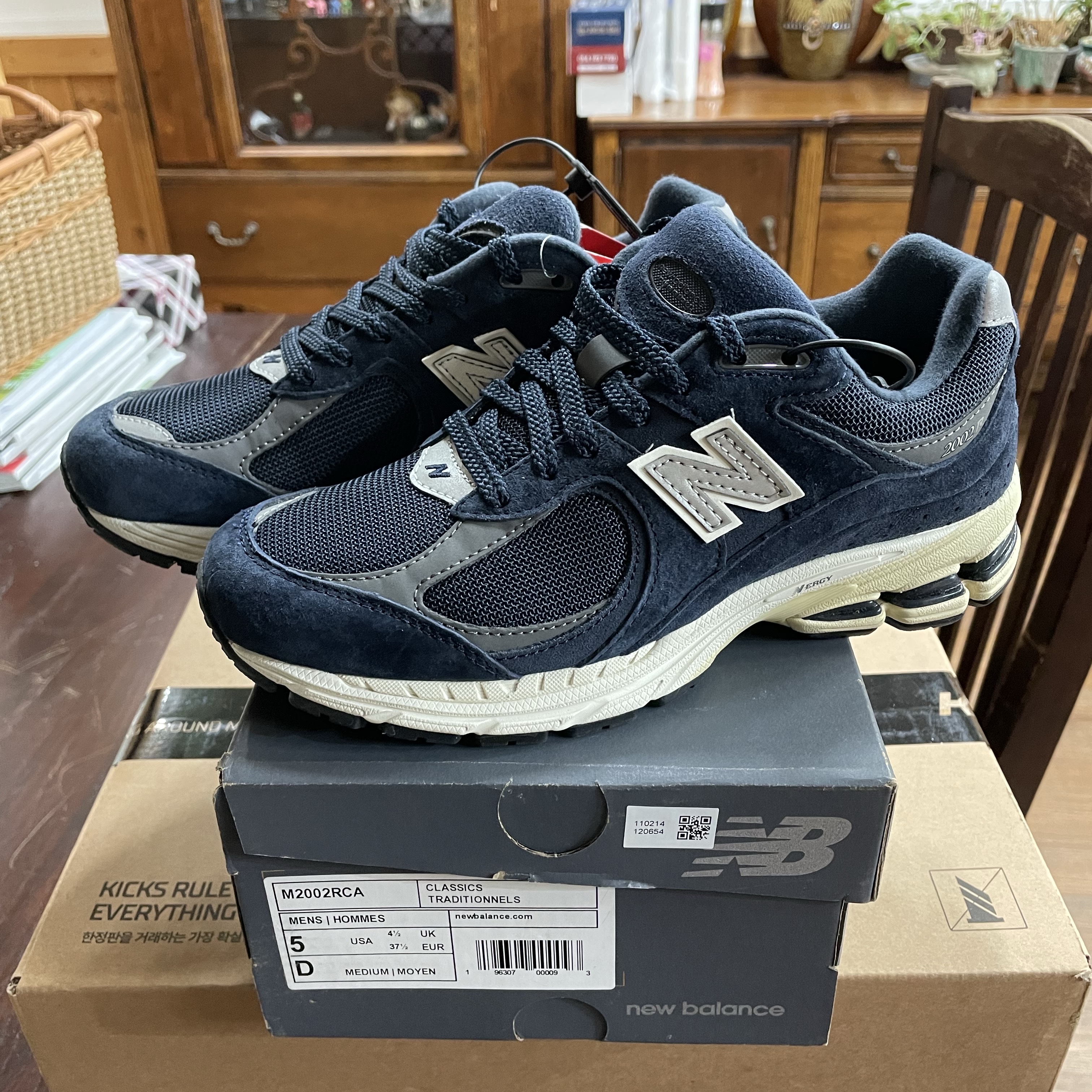 New Balance 2002R Eclipse Castlerock 착용 스타일