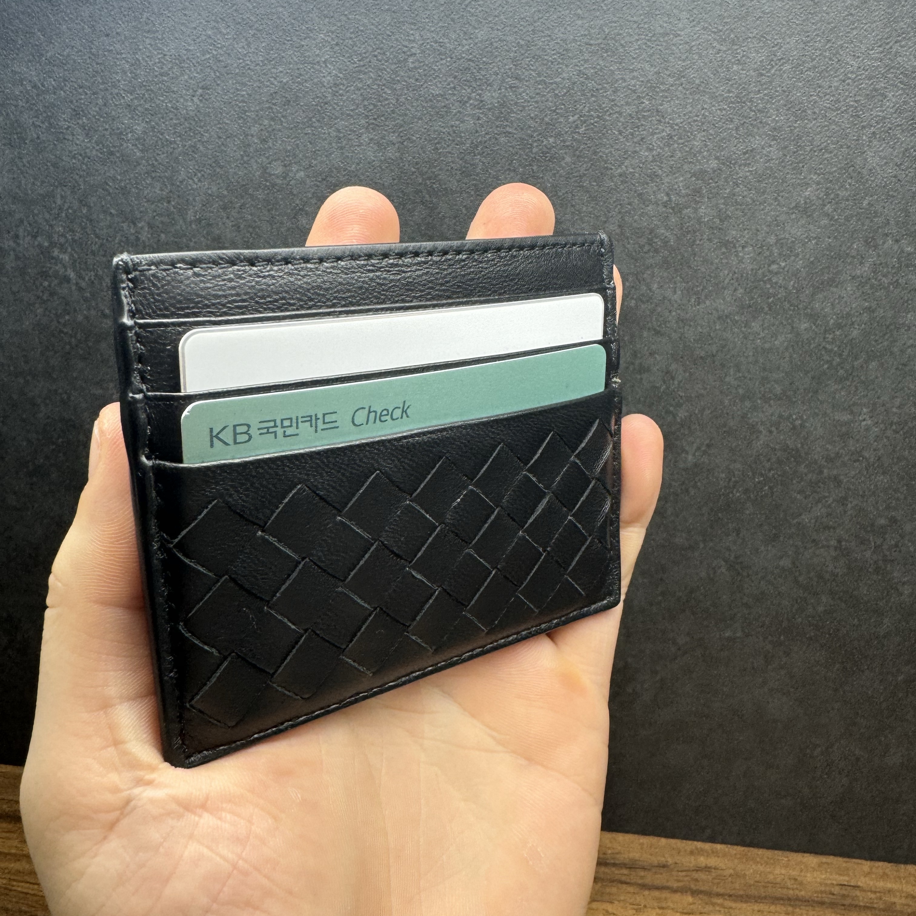 Bottega Veneta Credit Card Case Black 착용 스타일