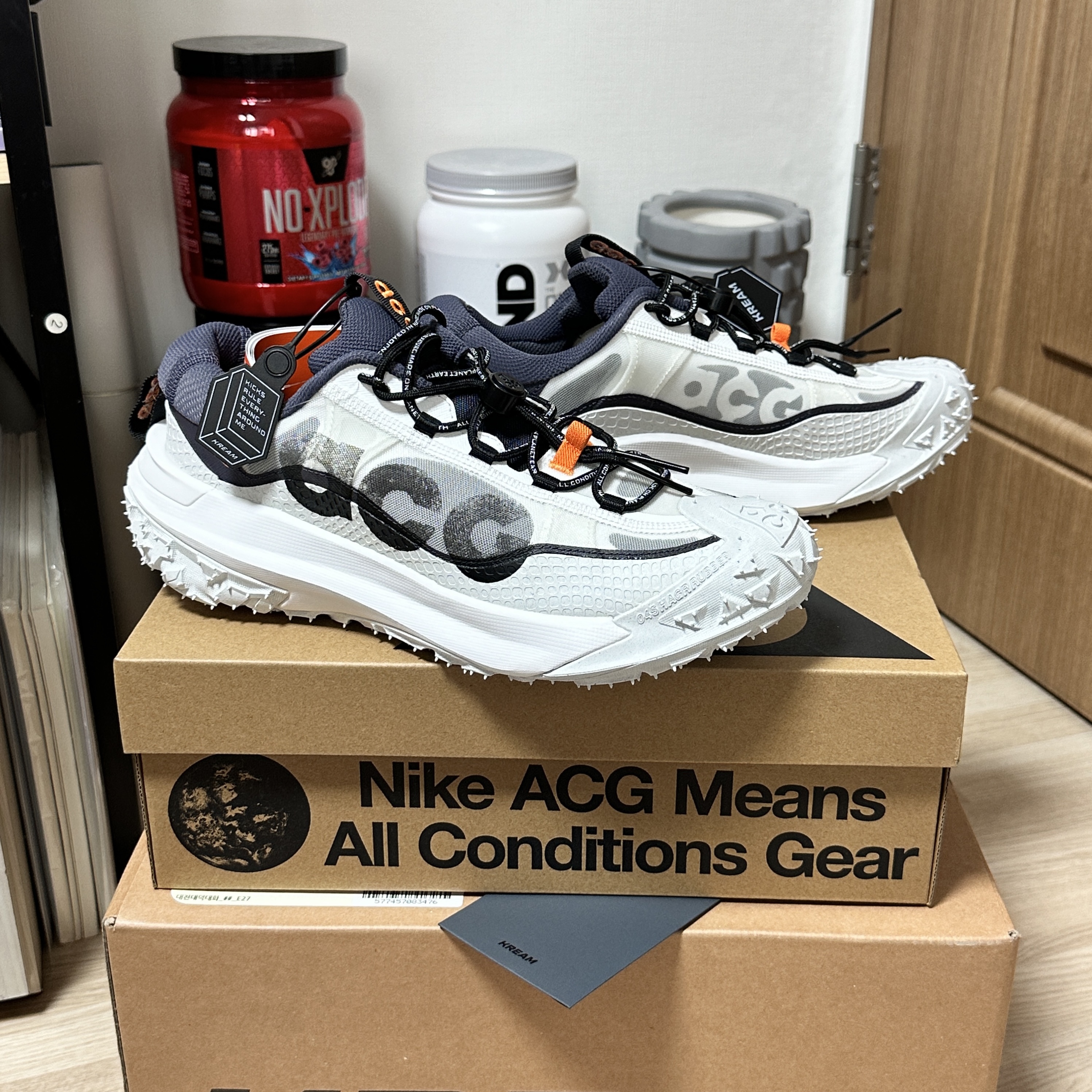 Nike ACG Mountain Fly 2 Low Summit White and Bright Mandarin 착용 스타일 - 1