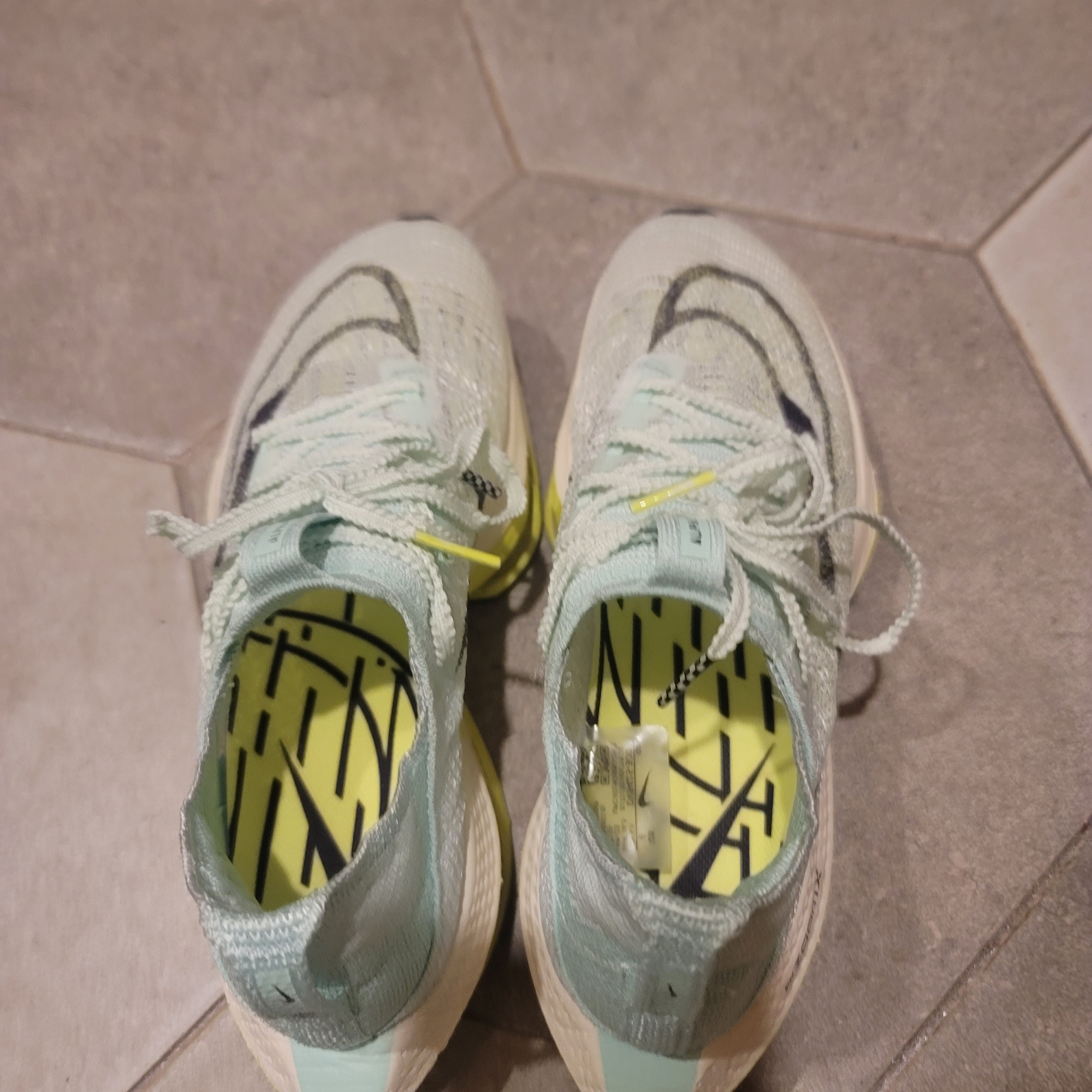 (W) Nike Air Zoom Alphafly Next% 2 Mint Foam Volt 착용 스타일 - 2