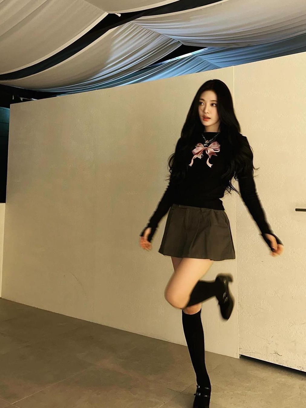 (W) Dunst Buckle Pleats Mini Skirt Solid Navy, (W) Miu Miu Check Miniskirt Cocoa Brown 착용 스타일 - 2