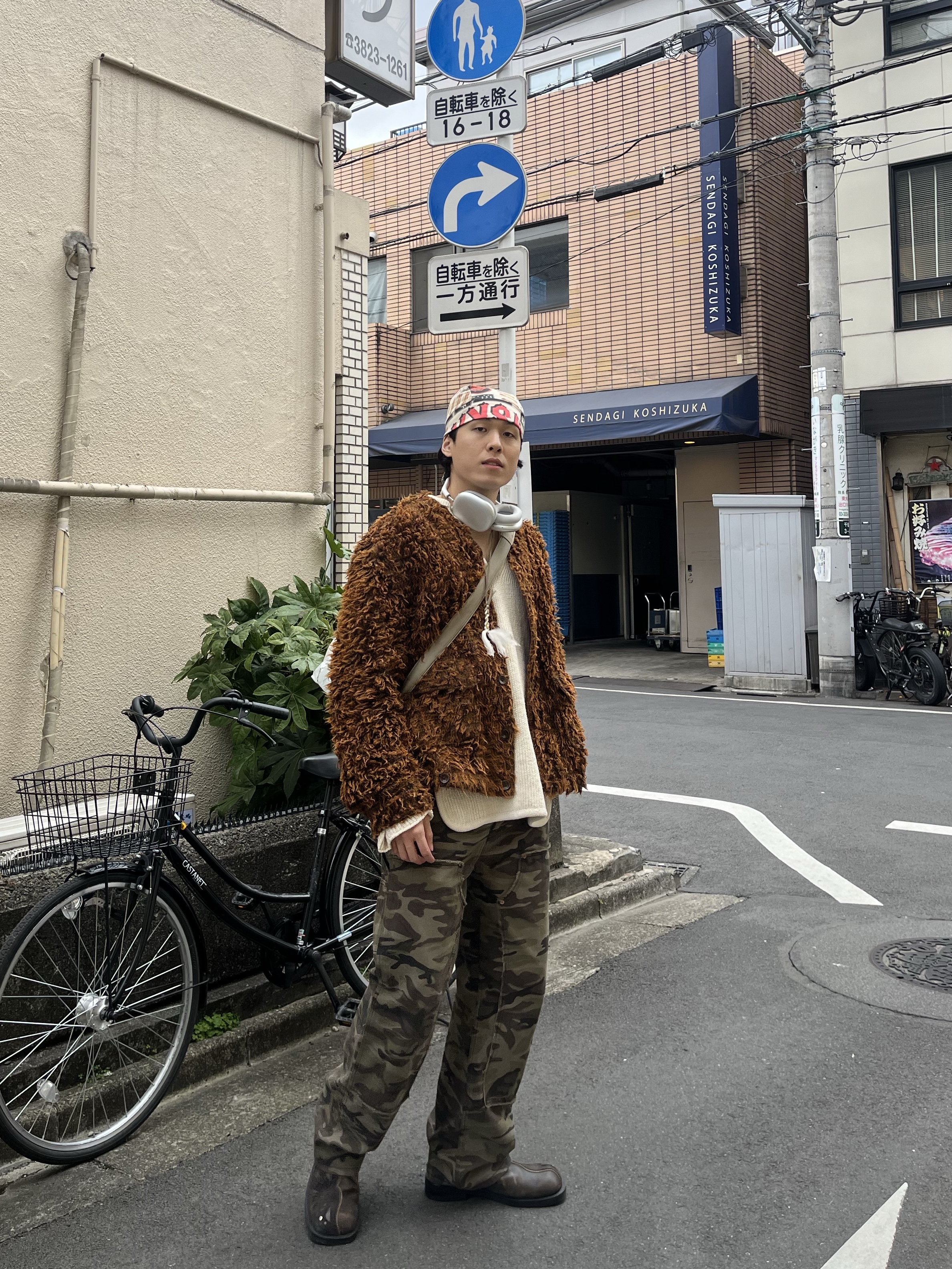 Apple AirPods Max Lightning Silver (Korean Ver.), [KREAM 단독] ADSB Andersson Bell Raptor Layered Cargo Pants Indigo Green 착용 스타일 - 1