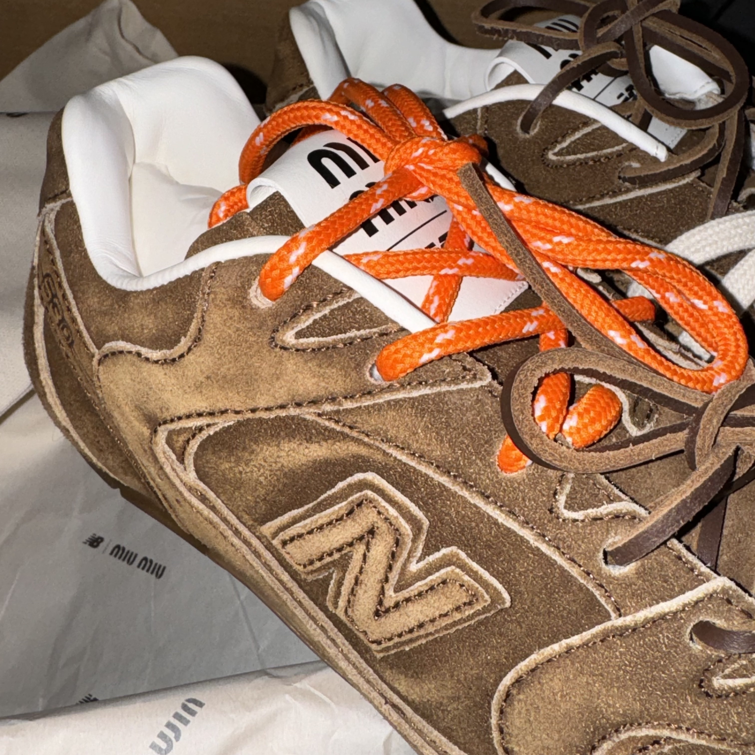 (W) New Balance x Miu Miu 530 Suede Mesh Sneakers Cinnamon, (W) New Balance x Miu Miu 530 Suede Mesh Sneakers Ecru 착용 스타일 - 4
