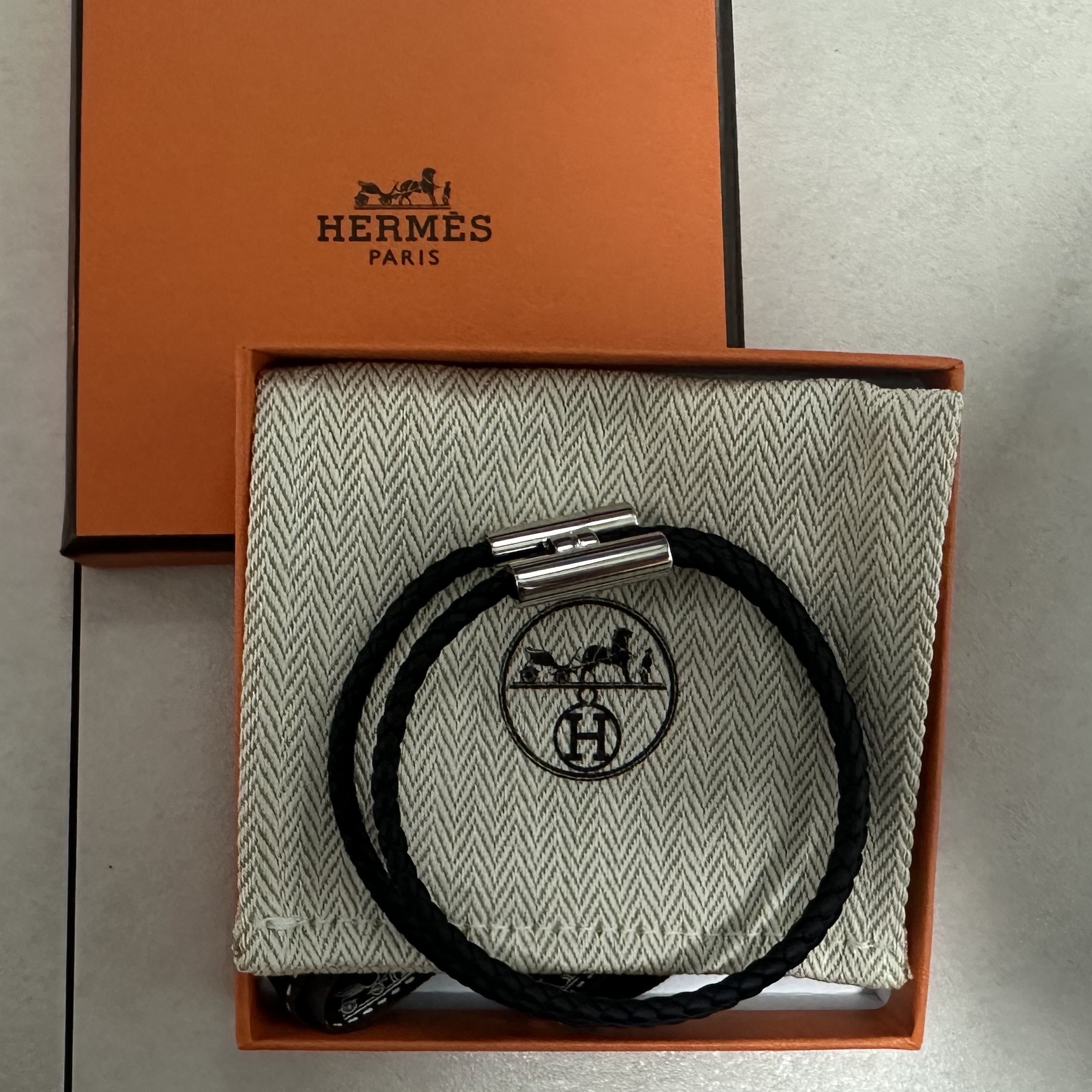 Hermes Tournis Tresse Bracelet Swift Calfskin Palladium & Noir 착용 스타일