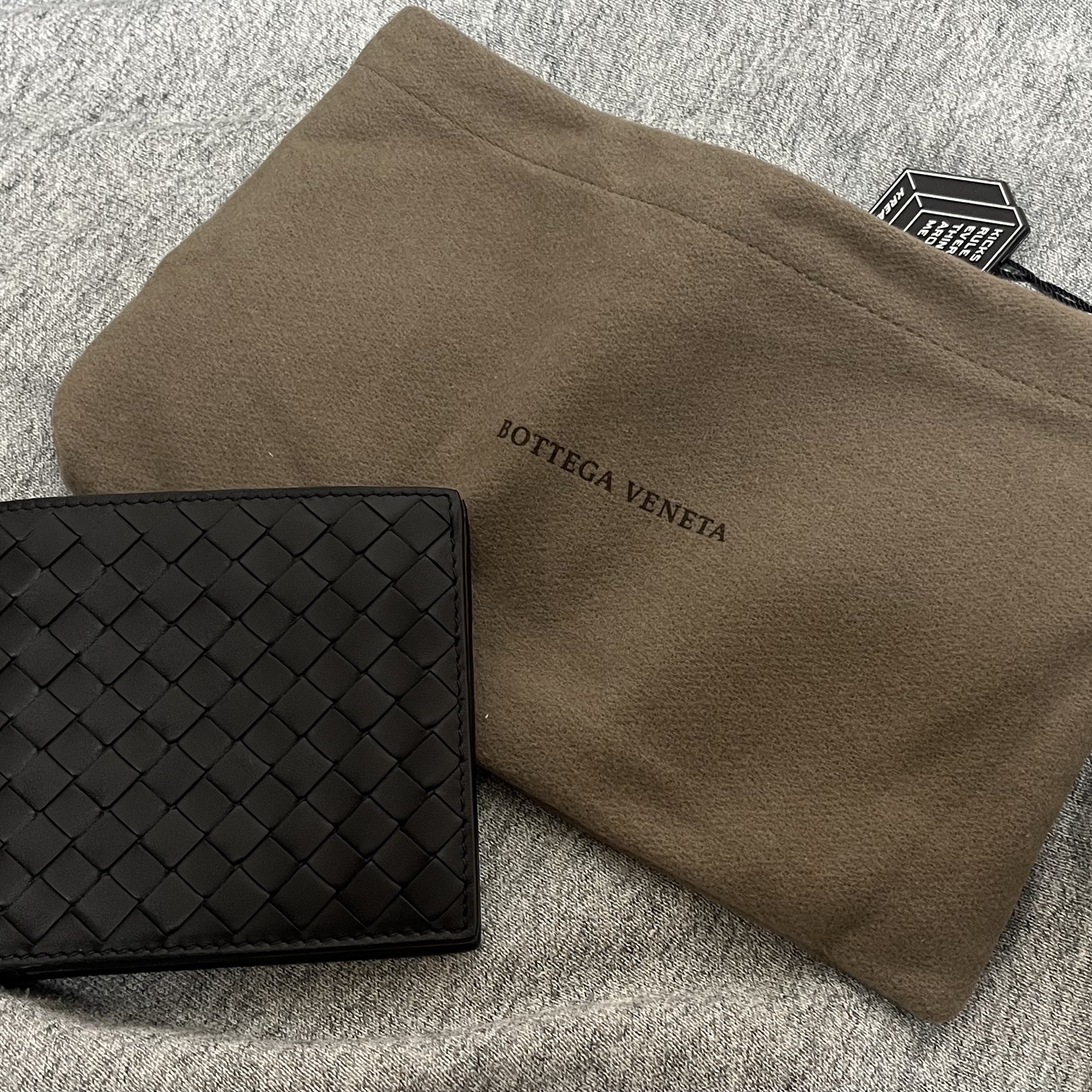 Bottega Veneta Bi-Fold Wallet Black 착용 스타일