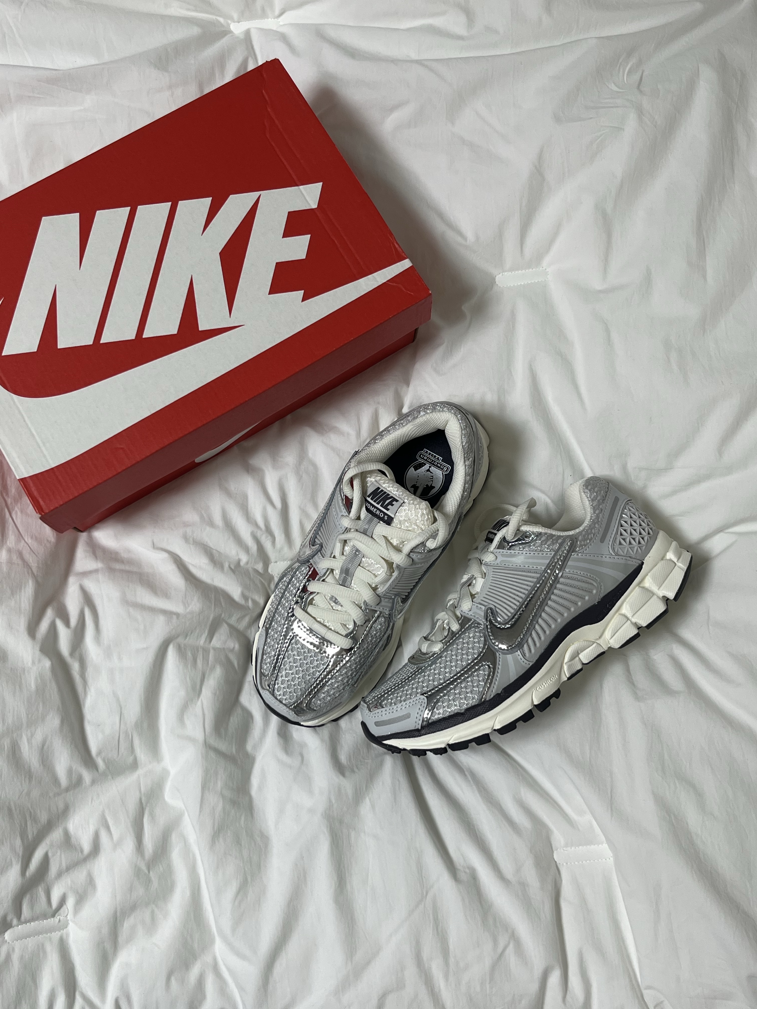 (W) Nike Zoom Vomero 5 Photon Dust and Metallic Silver 착용 스타일 - 3