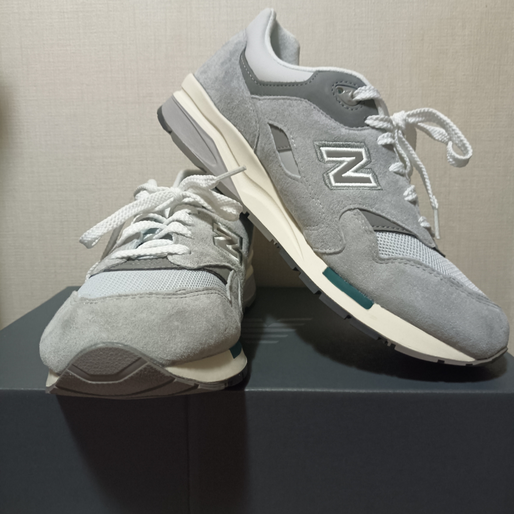 New Balance 1600 Greige Pack Rain Cloud 착용 스타일 - 1