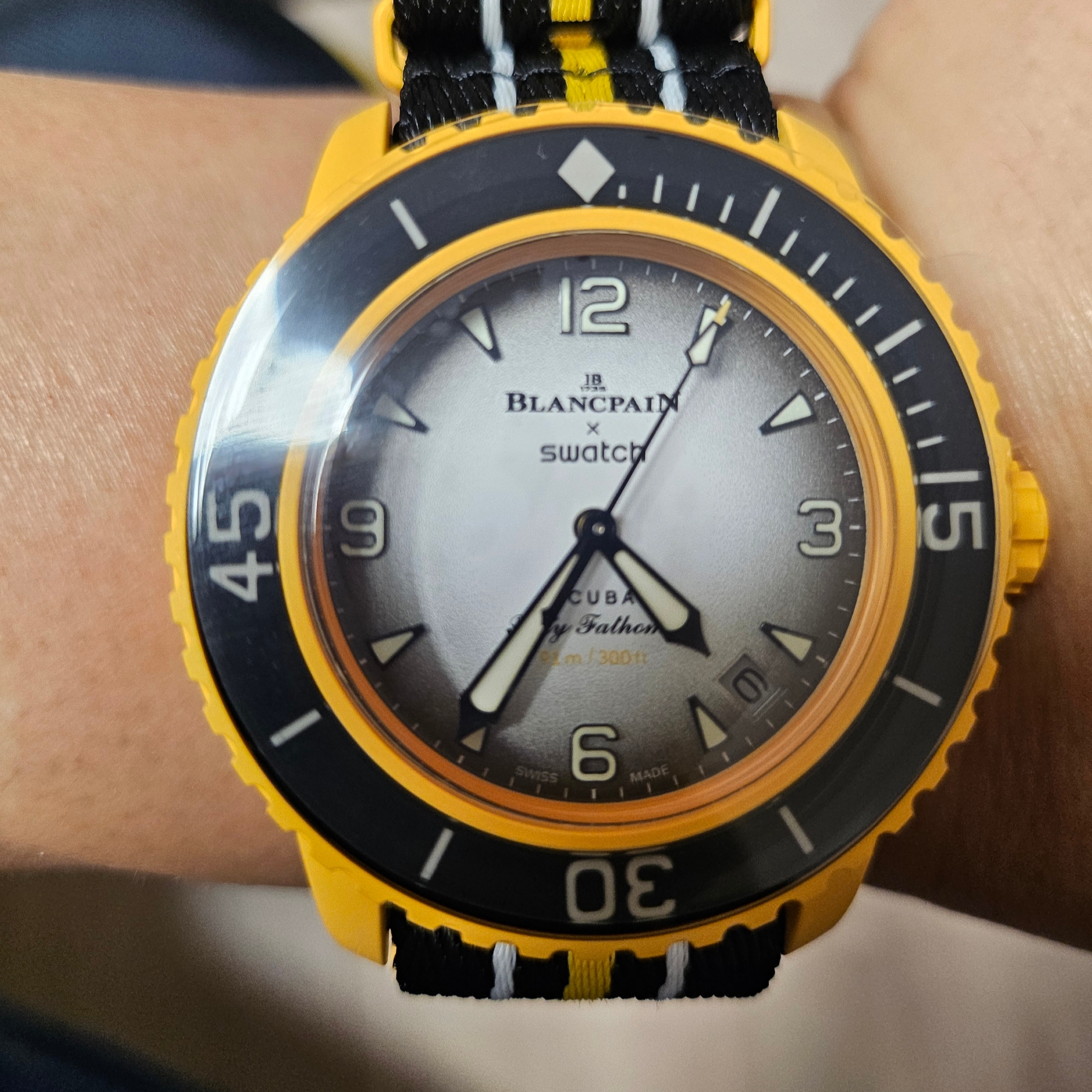 Swatch x Blancpain Bioceramic Pacific Ocean 착용 스타일 - 3