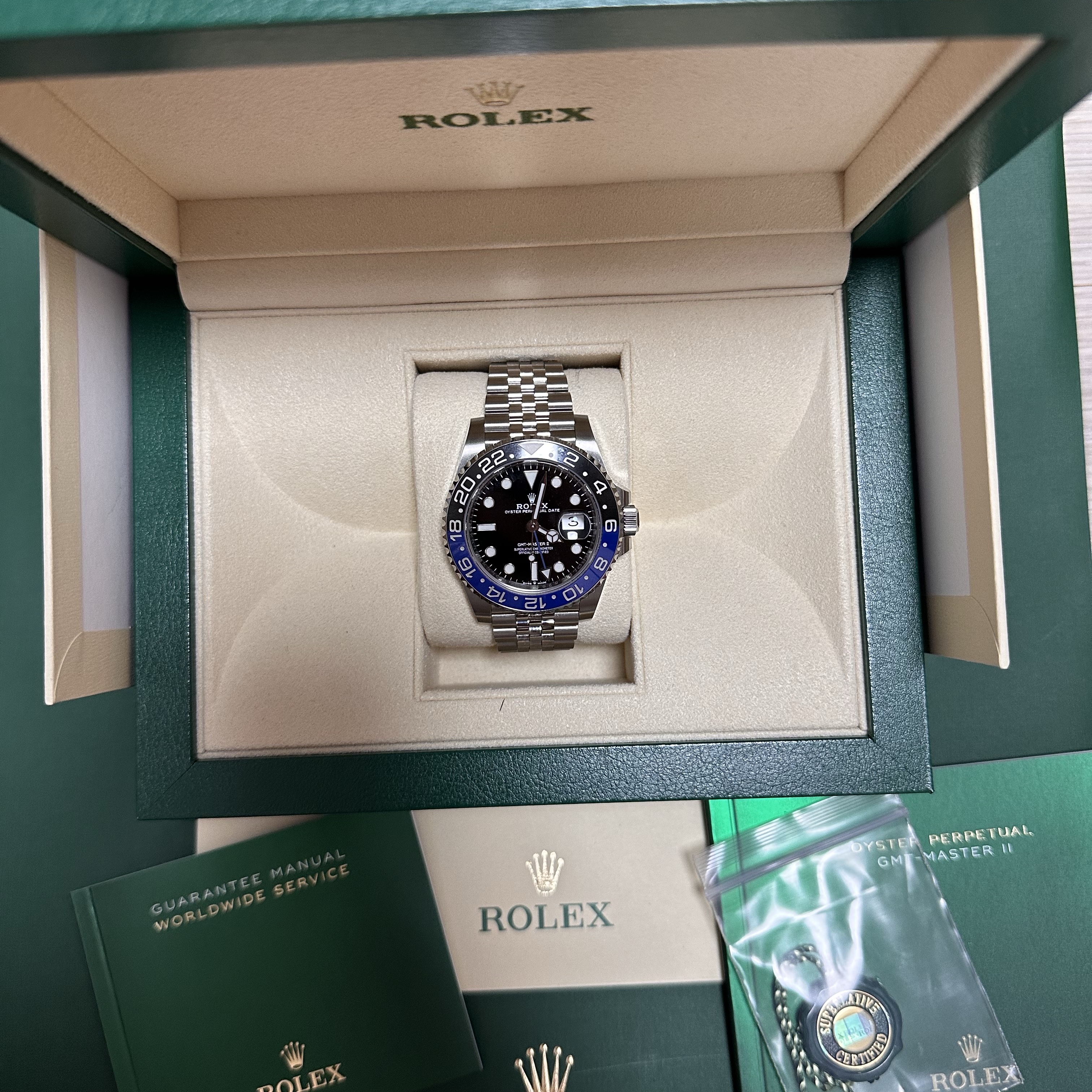 Rolex GMT-Master II 40mm 126710BLNR Black Jubilee 착용 스타일