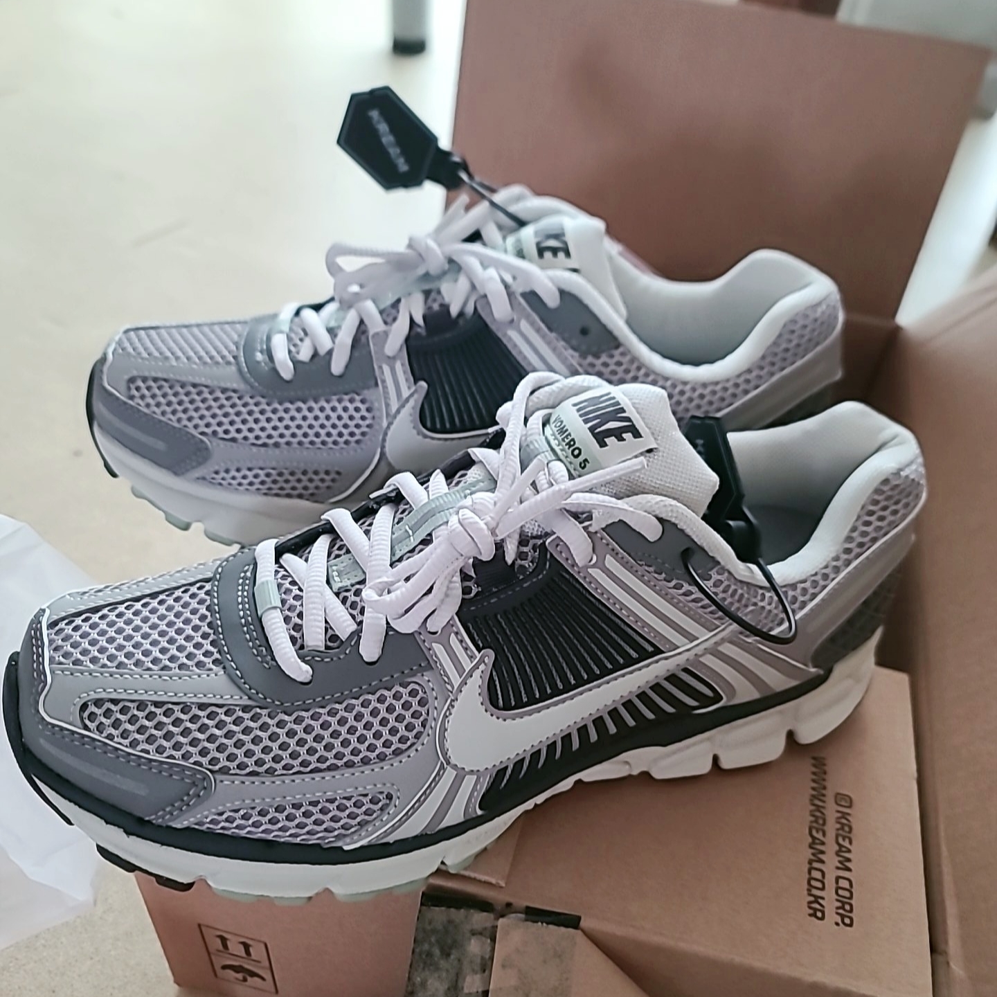 (W) Nike Zoom Vomero 5 Cobblestone and Flat Pewter 착용 스타일 - 2