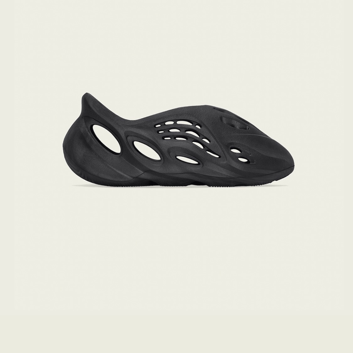 Adidas Yeezy Foam RNNR Onyx 착용 스타일