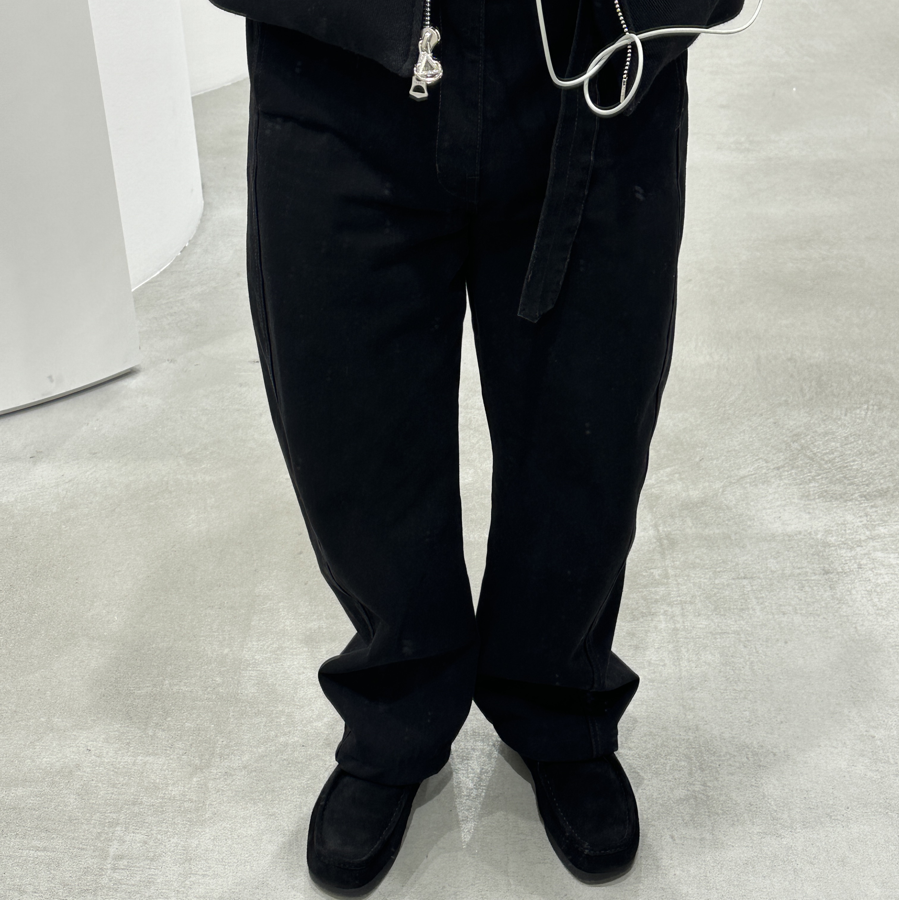 Lemaire Twisted Belted Pants Denim Black 착용 스타일 - 1