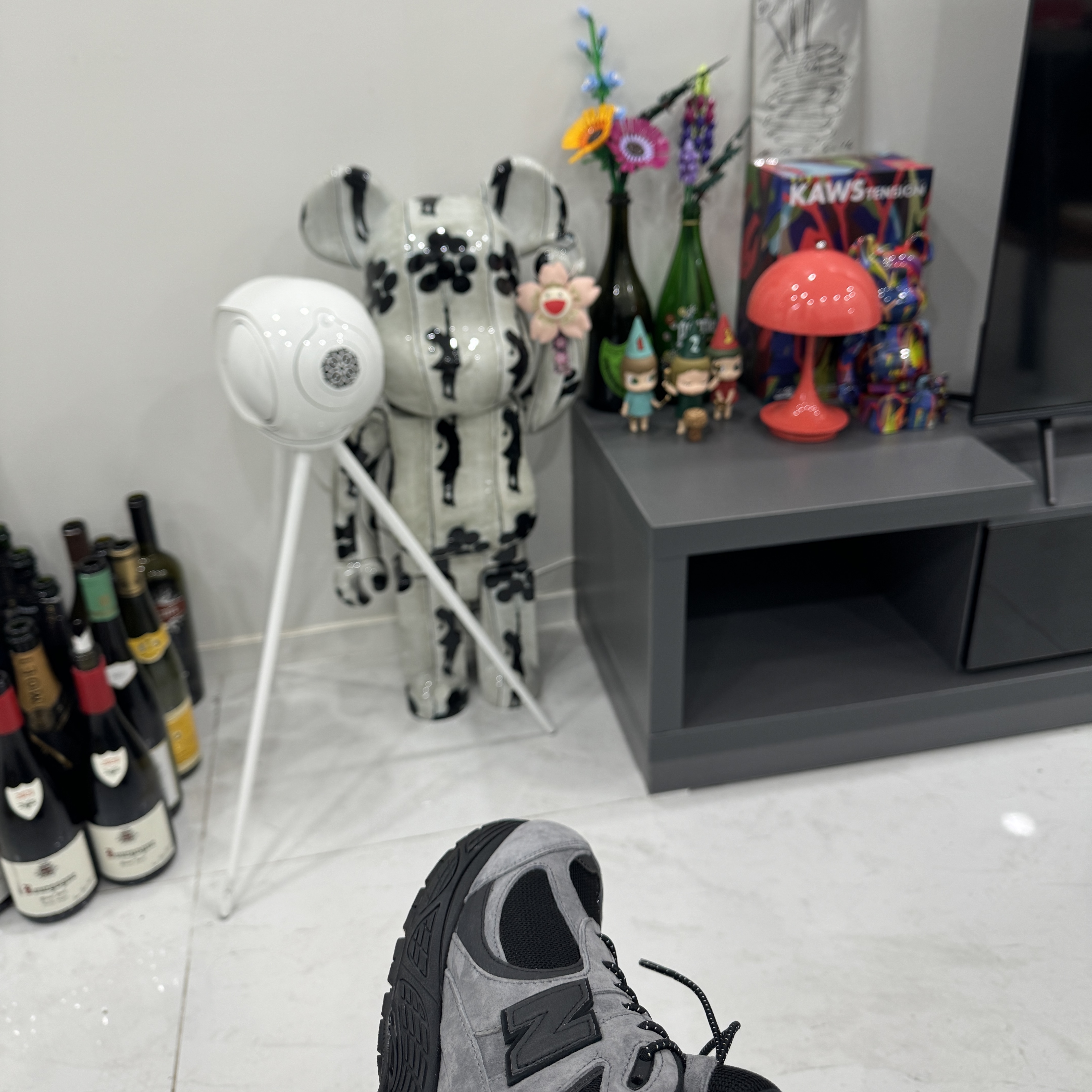 New Balance x JJJJound 2002R Gore-Tex Charcoal, Devialet Phantom2 95dB Speaker White 착용 스타일