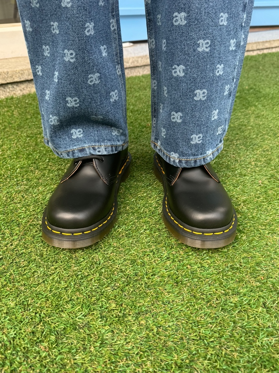 Dr. Martens 1461 Smooth Black, Anoetic Round Chain Bag Black 착용 스타일 - 4