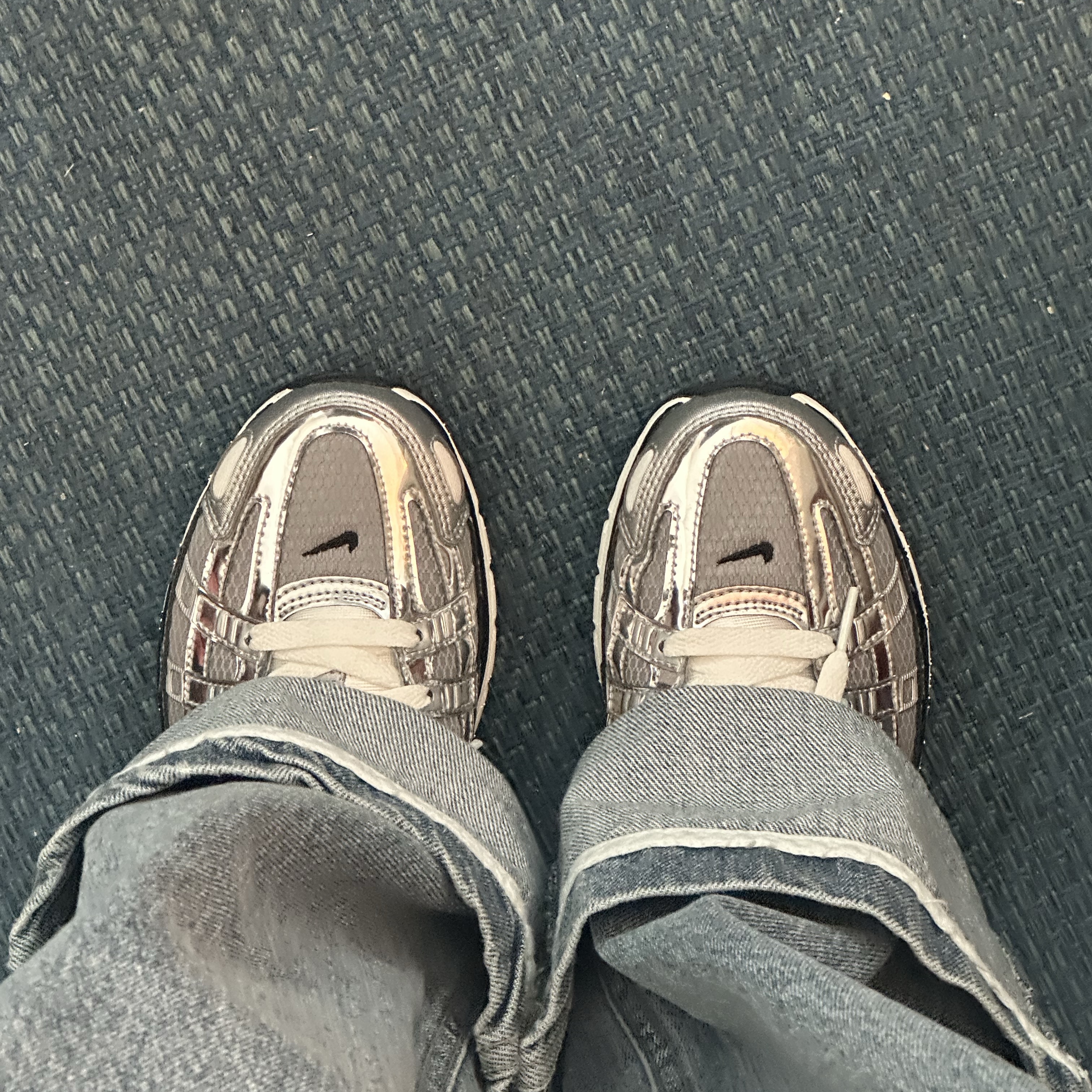 Nike P-6000 Metallic Silver 착용 스타일