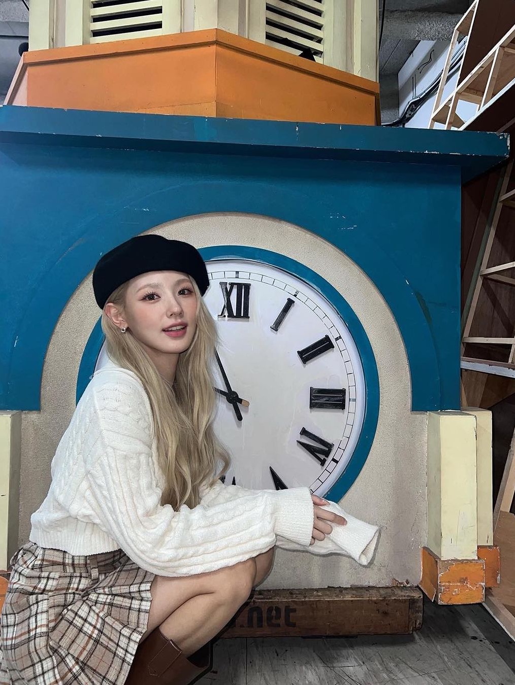 (W) Dunst Buckle Pleats Mini Skirt Solid Navy, (W) Miu Miu Check Miniskirt Cocoa Brown 착용 스타일 - 4