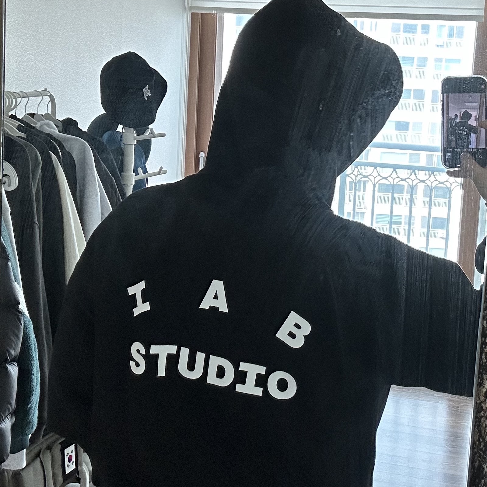 IAB Studio Hoodie Black 착용 스타일 - 3