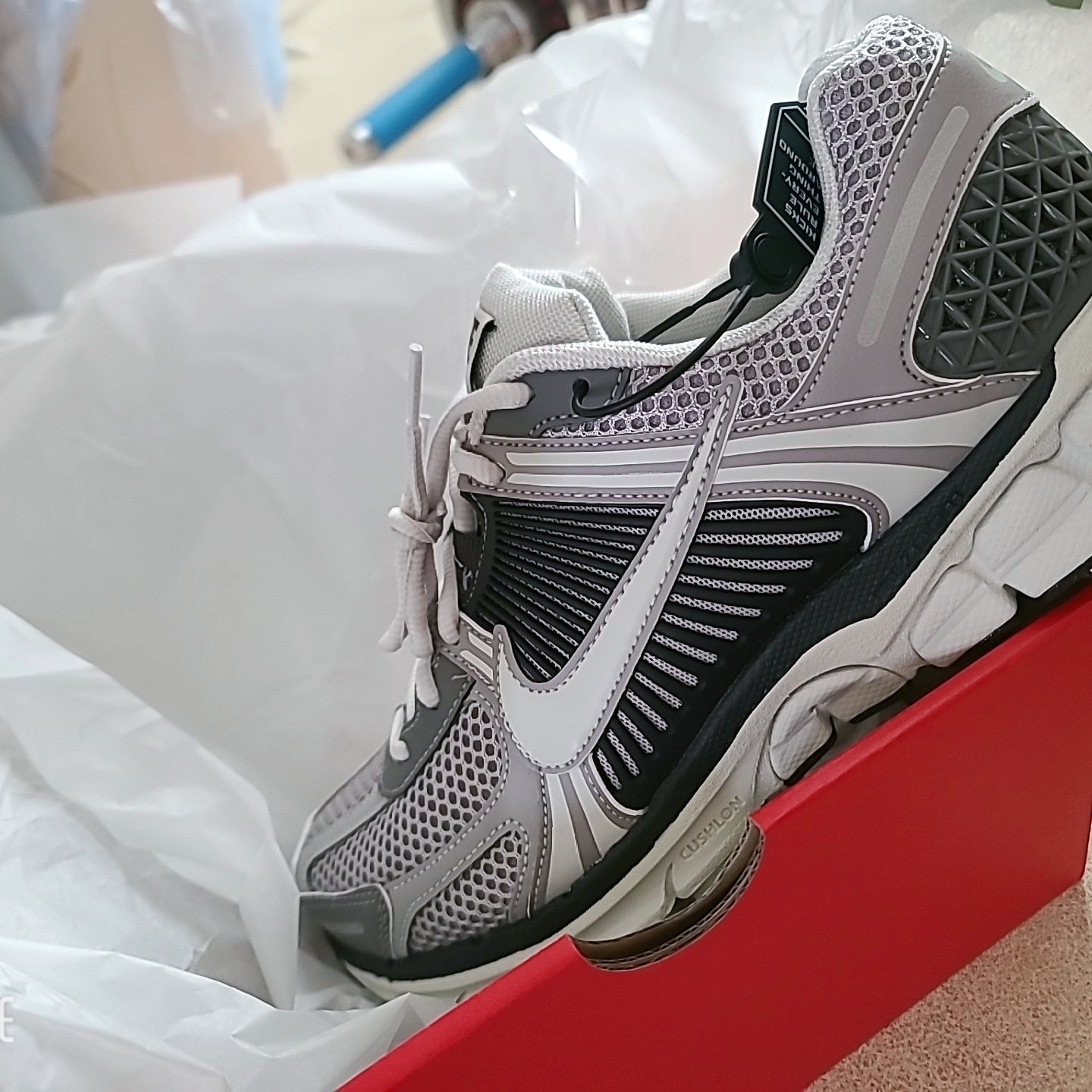 (W) Nike Zoom Vomero 5 Cobblestone and Flat Pewter 착용 스타일 - 1