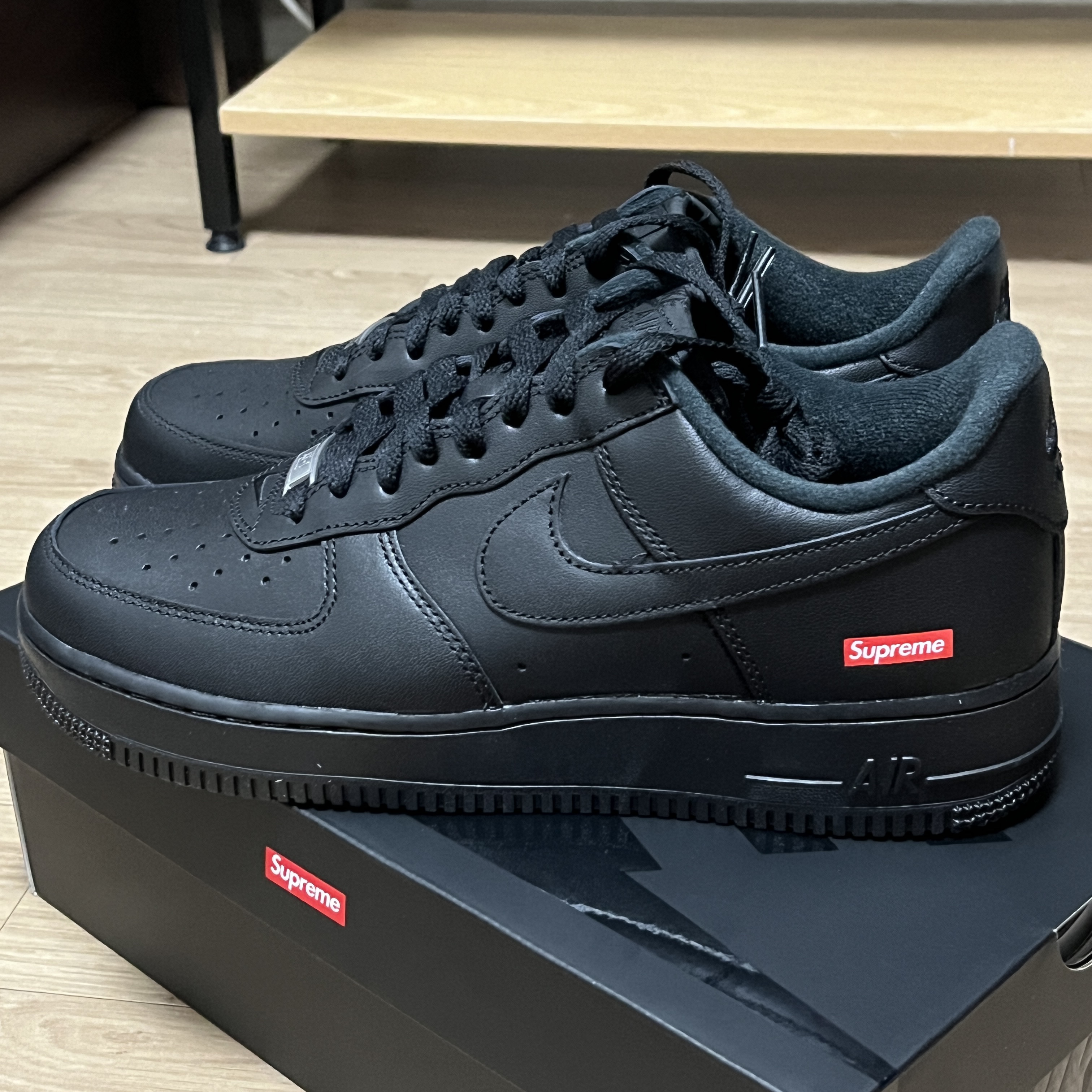 Nike x Supreme Air Force 1 Low Black 착용 스타일 - 2