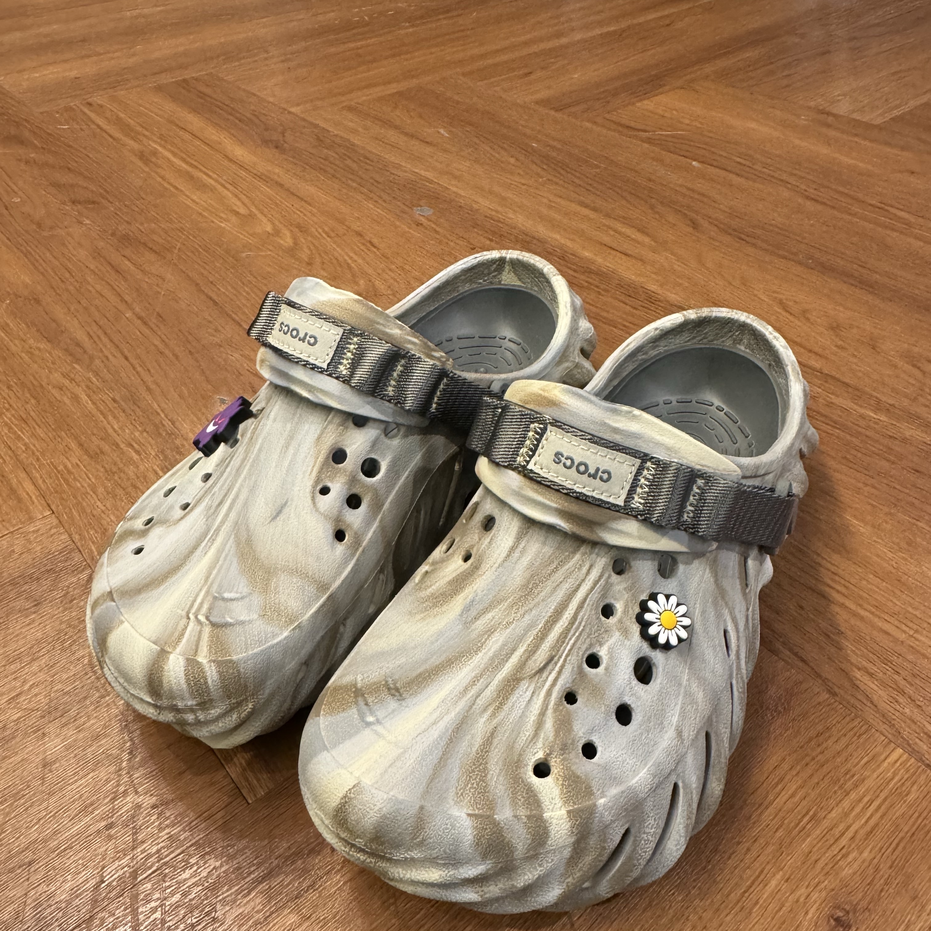 Crocs Echo Marbled Clog Bone Multi 착용 스타일 - 3