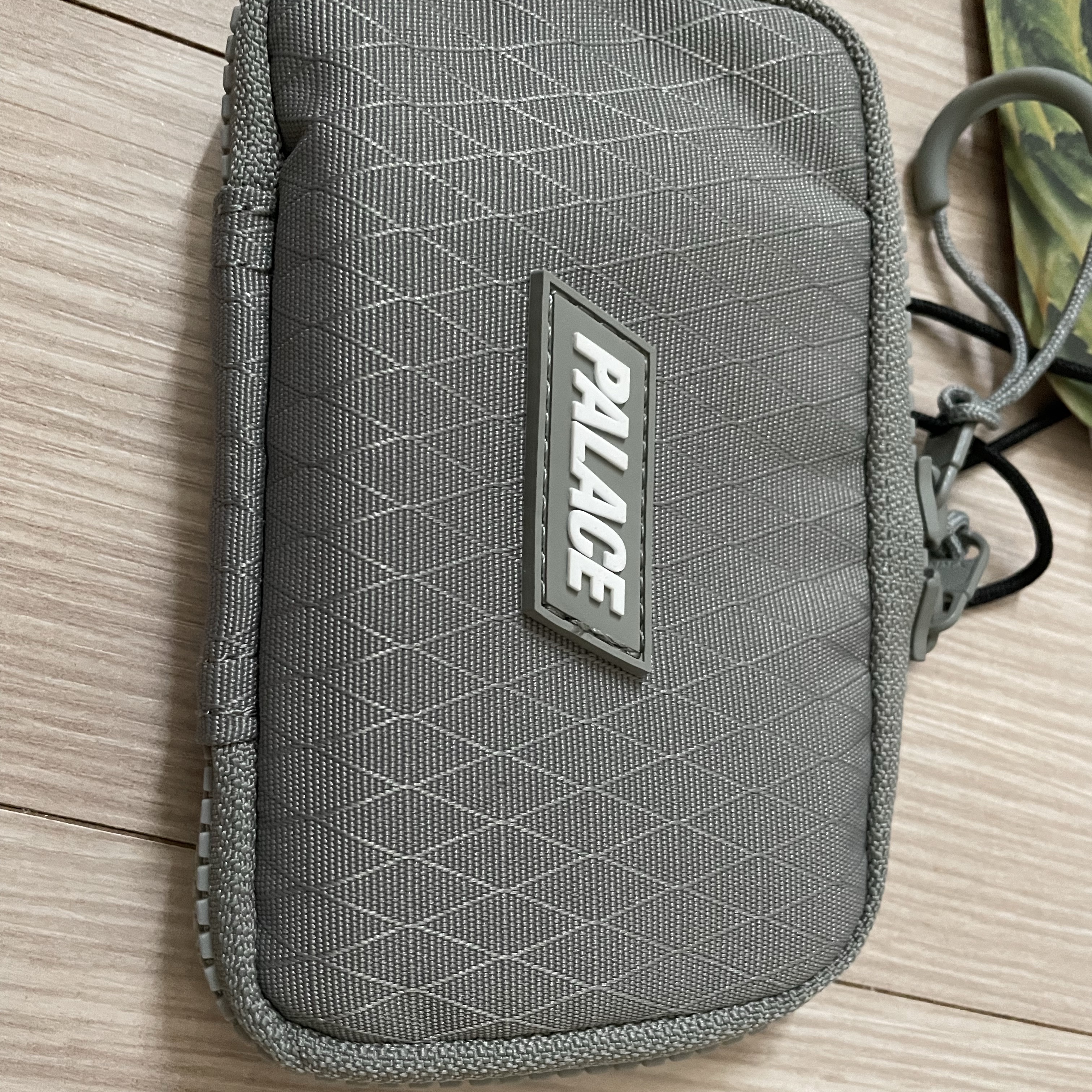 Palace Cordura Y-Rip Card Wallet Olive - 24SS 착용 스타일