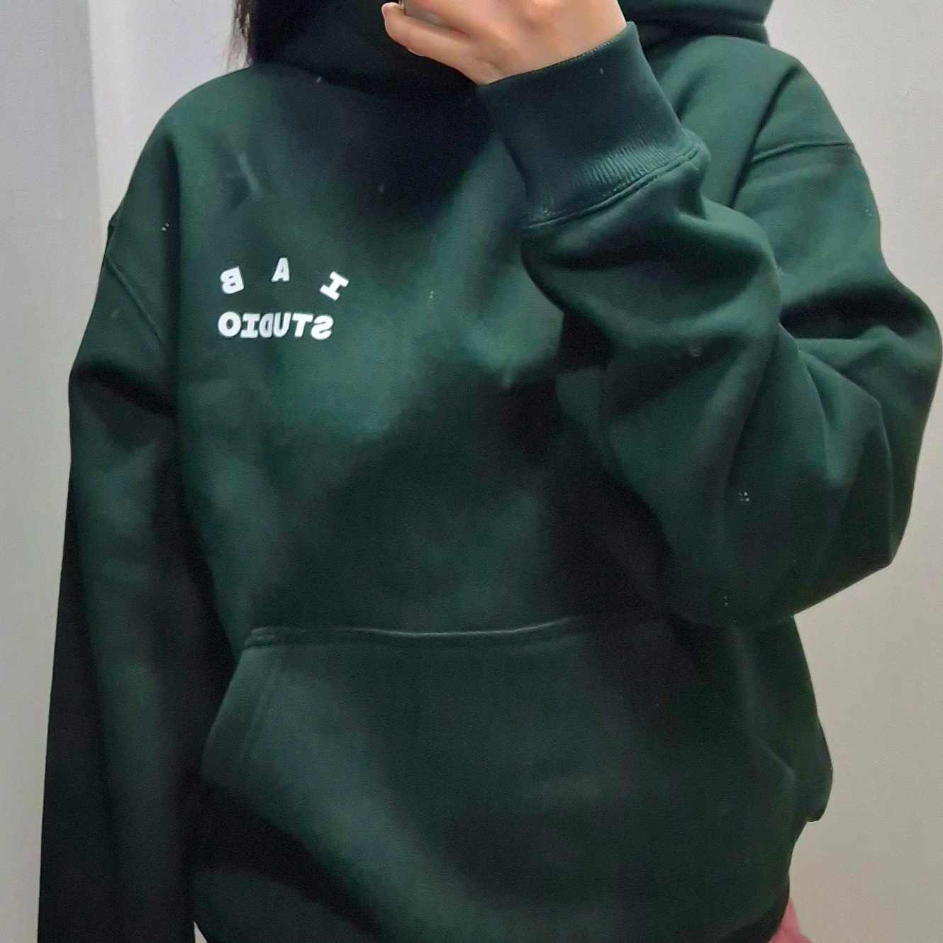 IAB Studio Hoodie Deep Green 착용 스타일 - 3
