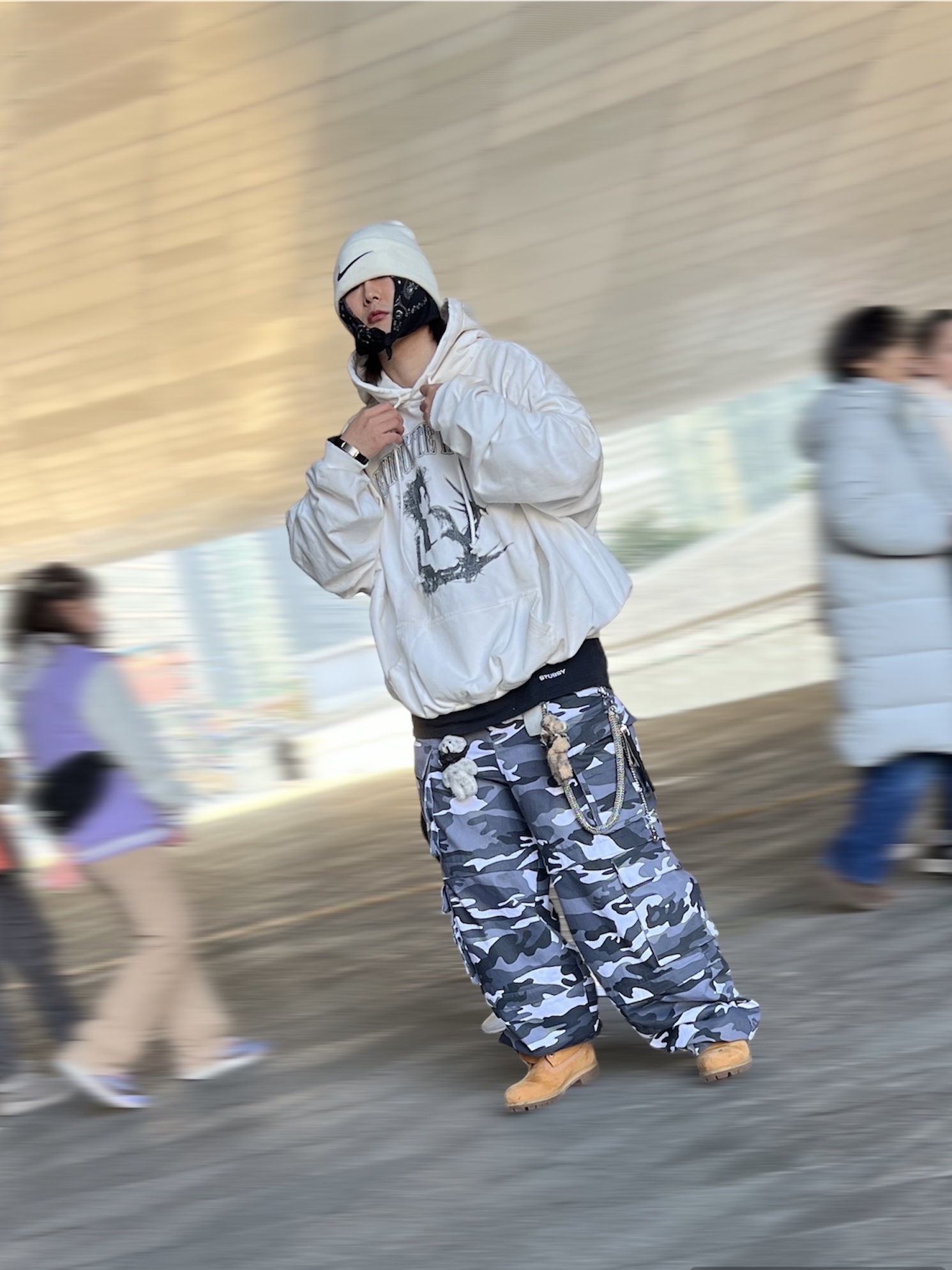 Project G/R x Atmos Etiquette Lesson Vintage Washed Hoodie White, Project G/R Oversized Convertible Cargo Pants City Camo 착용 스타일