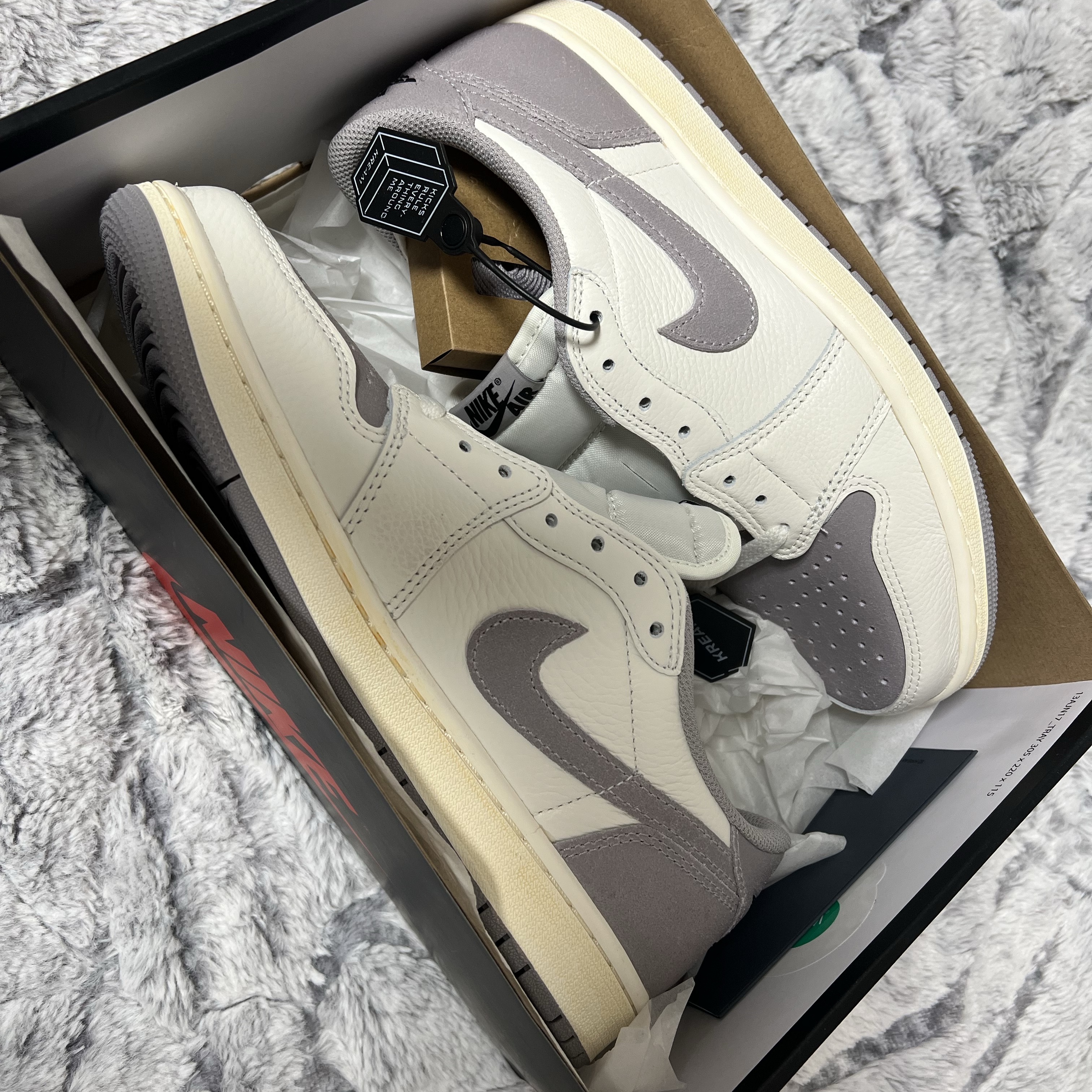 Jordan 1 Retro Low OG Atmosphere Grey 착용 스타일 - 2