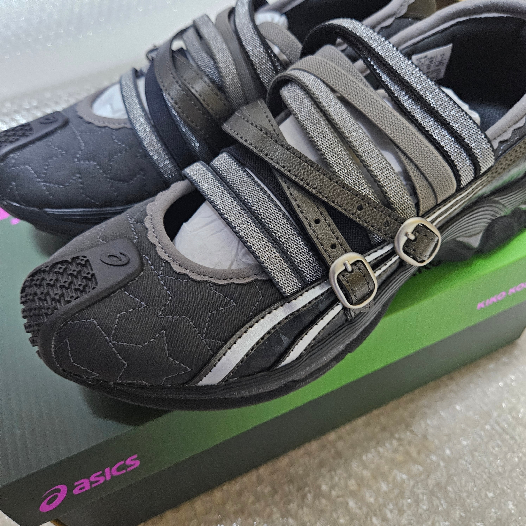 (W) Asics x Kiko Kostadinov x Heaven by Marc Jacobs Gel-Lokros Graphite Grey Gunmetal 착용 스타일