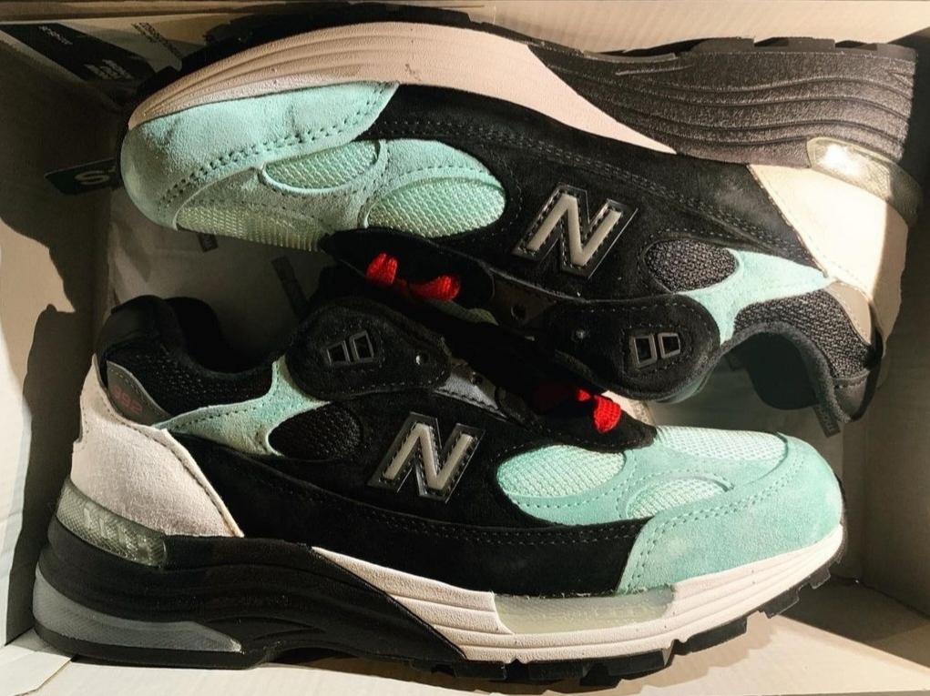 New Balance x Nice Kicks x Amoeba Music 992 Made in USA Teal Black, [KREAM 단독] ADSB Andersson Bell Patchwork Wave Tuck Wide Leg Jeans Indigo 착용 스타일 - 1