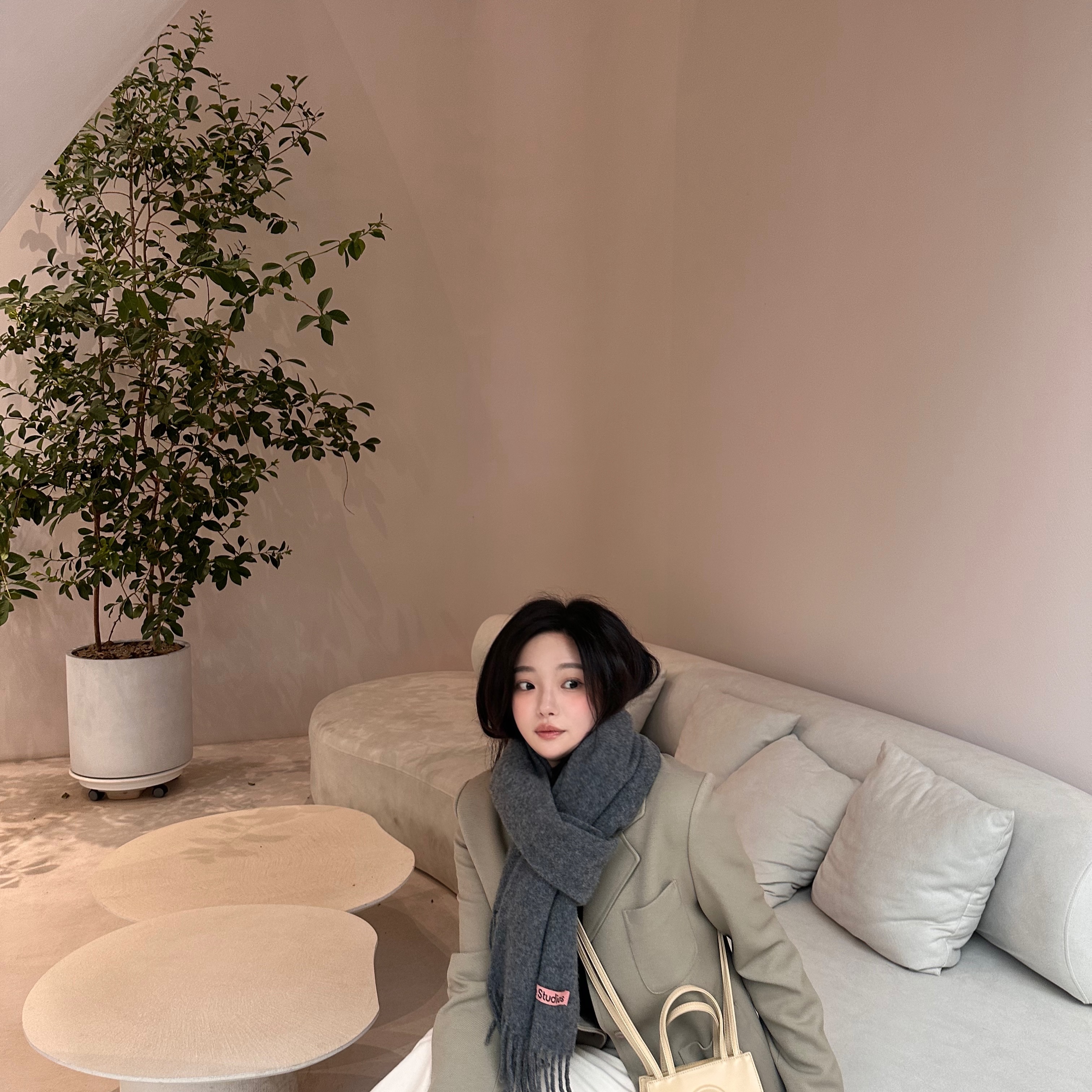 Telfar Small Shopping Bag Cream, Adidas x Wales Bonner Samba Cream Green 착용 스타일 - 3