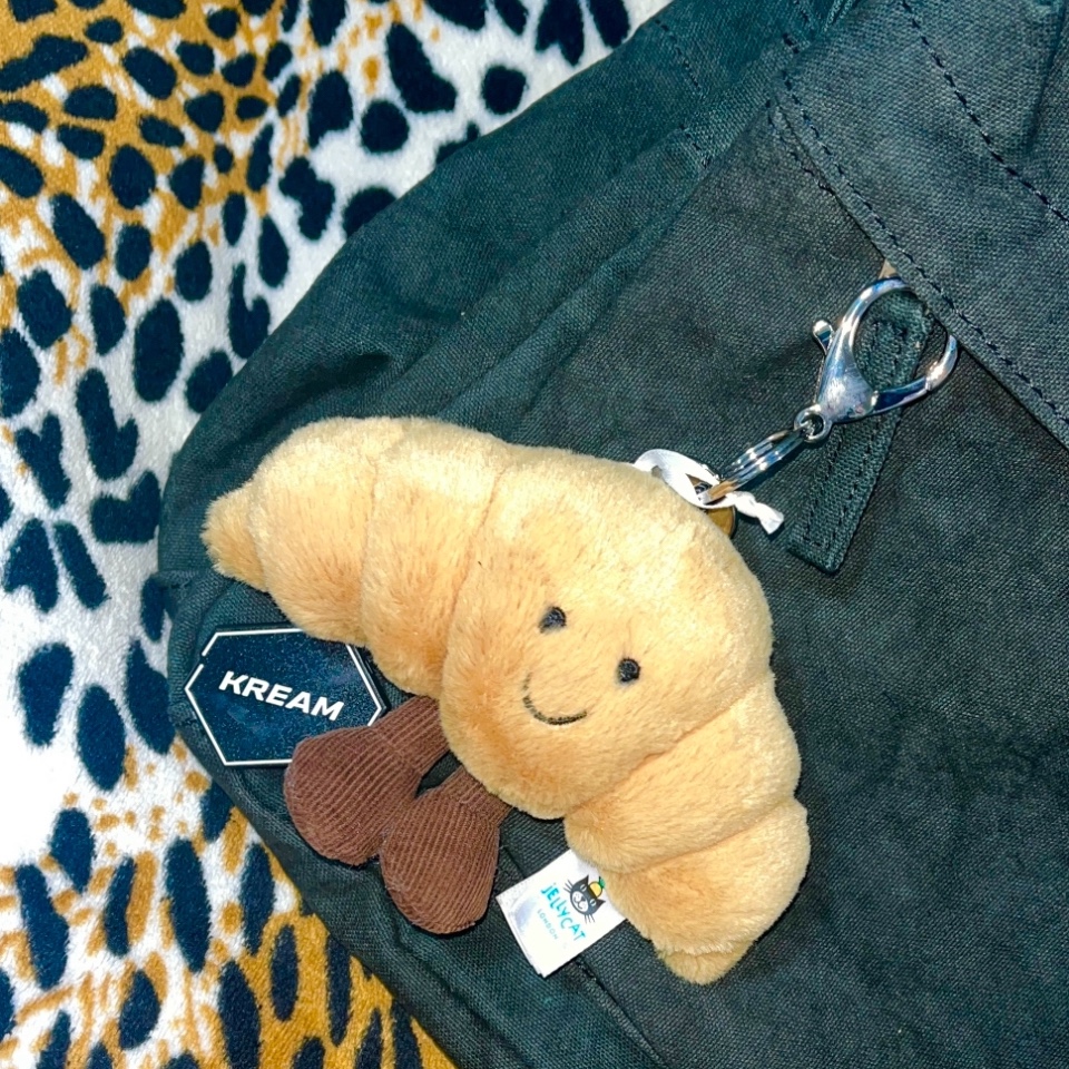 Jellycat Amuseable Croissant Bag Charm Brown 착용 스타일