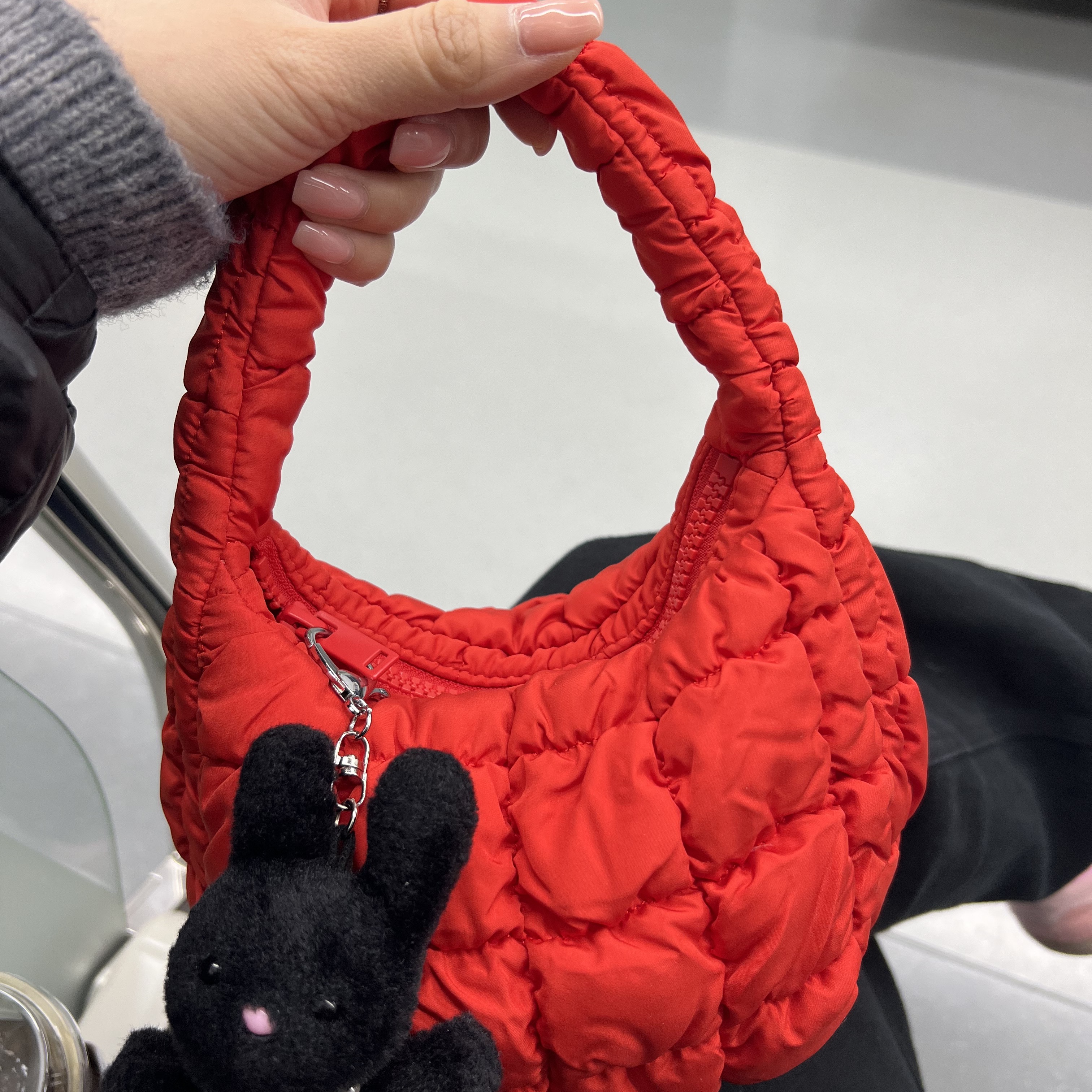 COS Quilted Micro Bag Red 착용 스타일 - 2