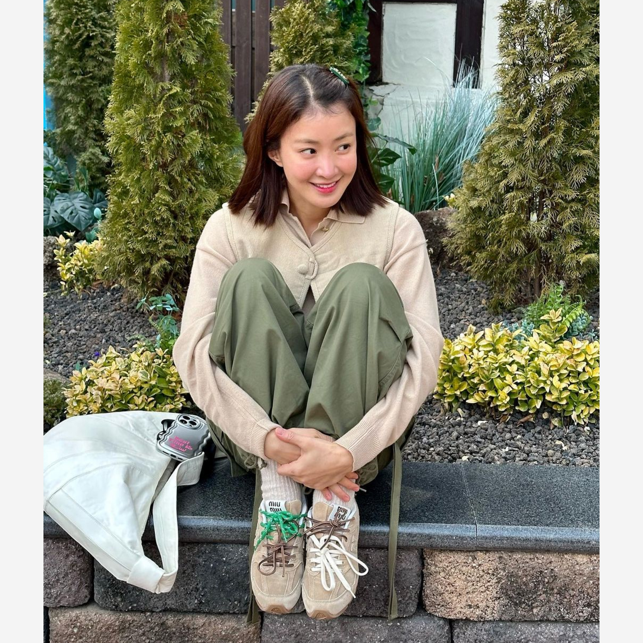 (W) New Balance x Miu Miu 530 Suede Mesh Sneakers Ecru 착용 스타일 - 2