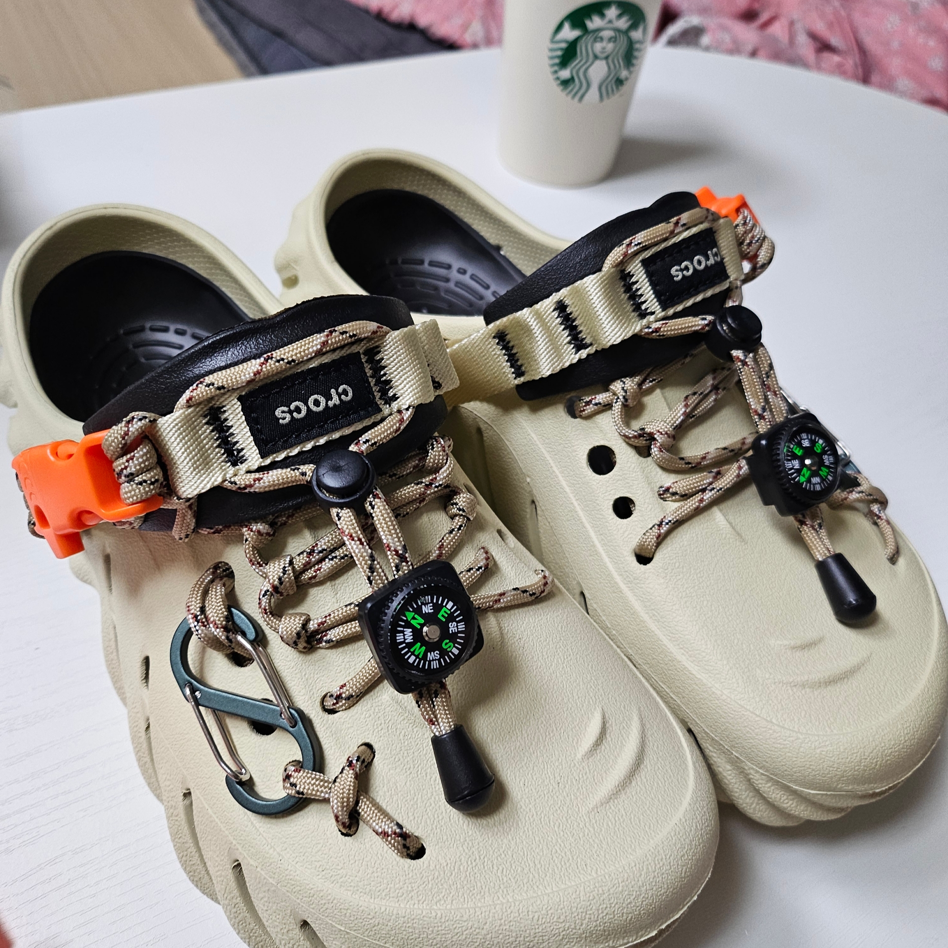 Crocs Echo Clog Bone Black 착용 스타일