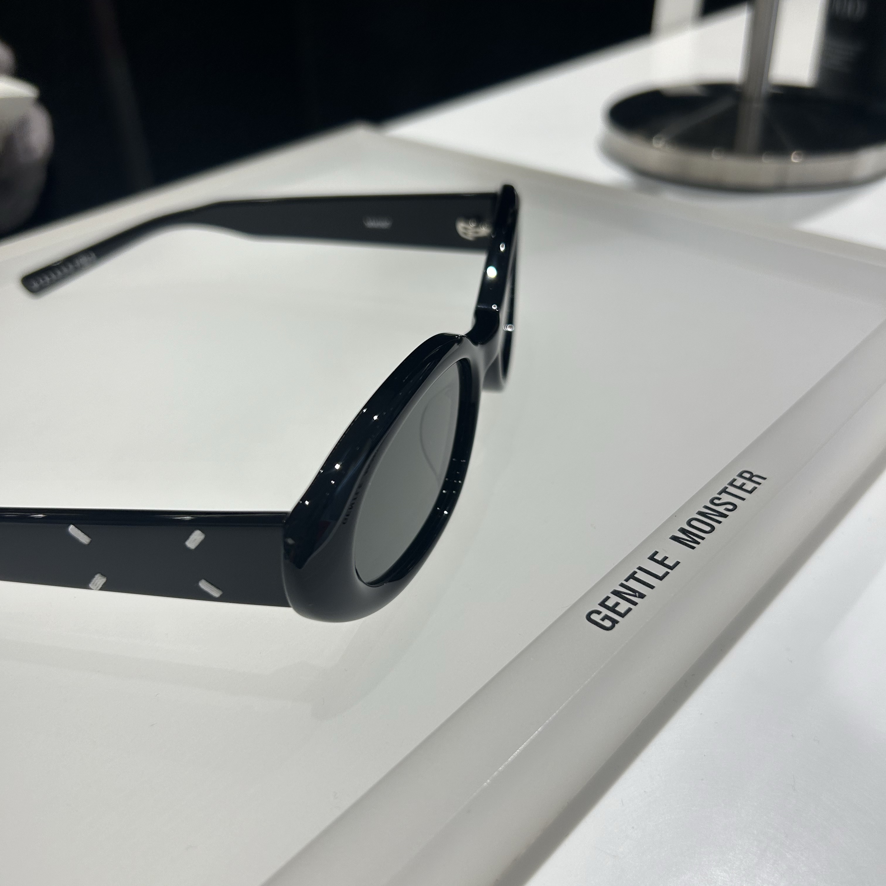 Gentle Monster x Maison Margiela MM107 Black Black 착용 스타일