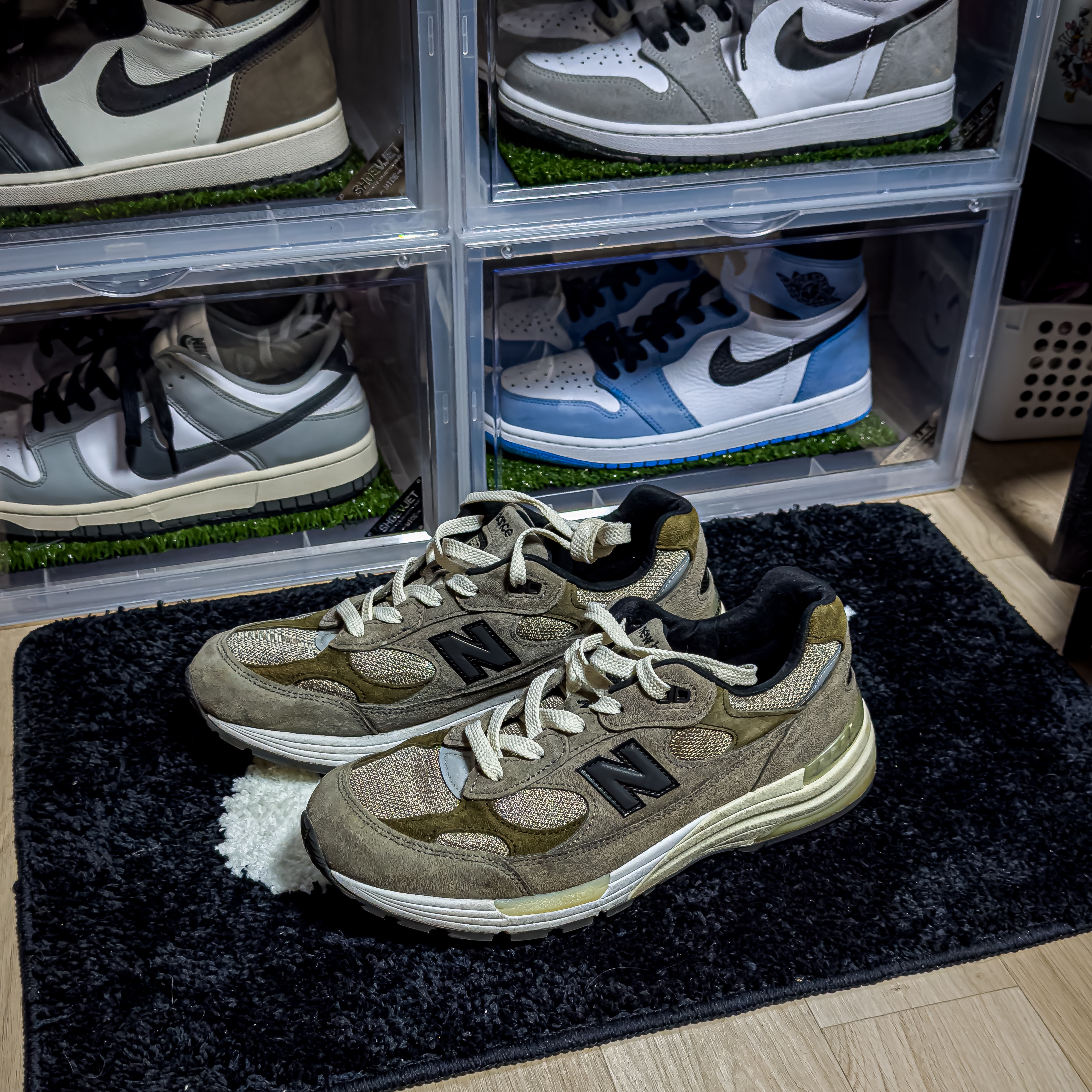 Nike Swoosh Rug Black White, New Balance x JJJJound 992 Made in USA Grey 착용 스타일 - 1