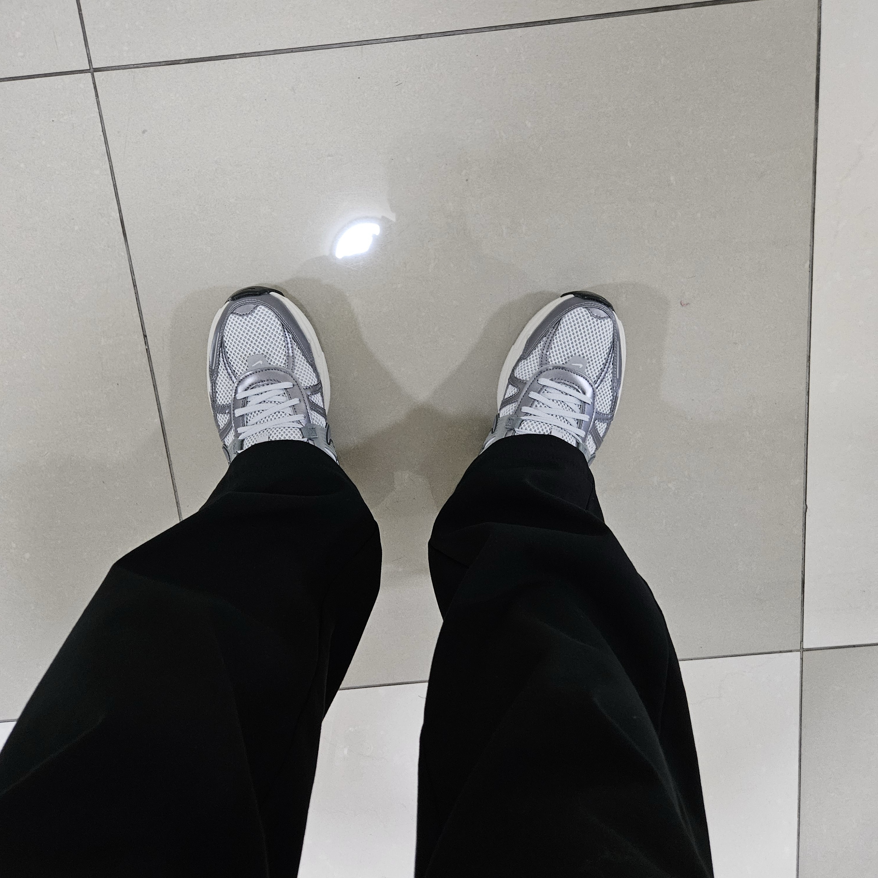 Nike V2K Run Pure Platinum Wolf Grey 착용 스타일