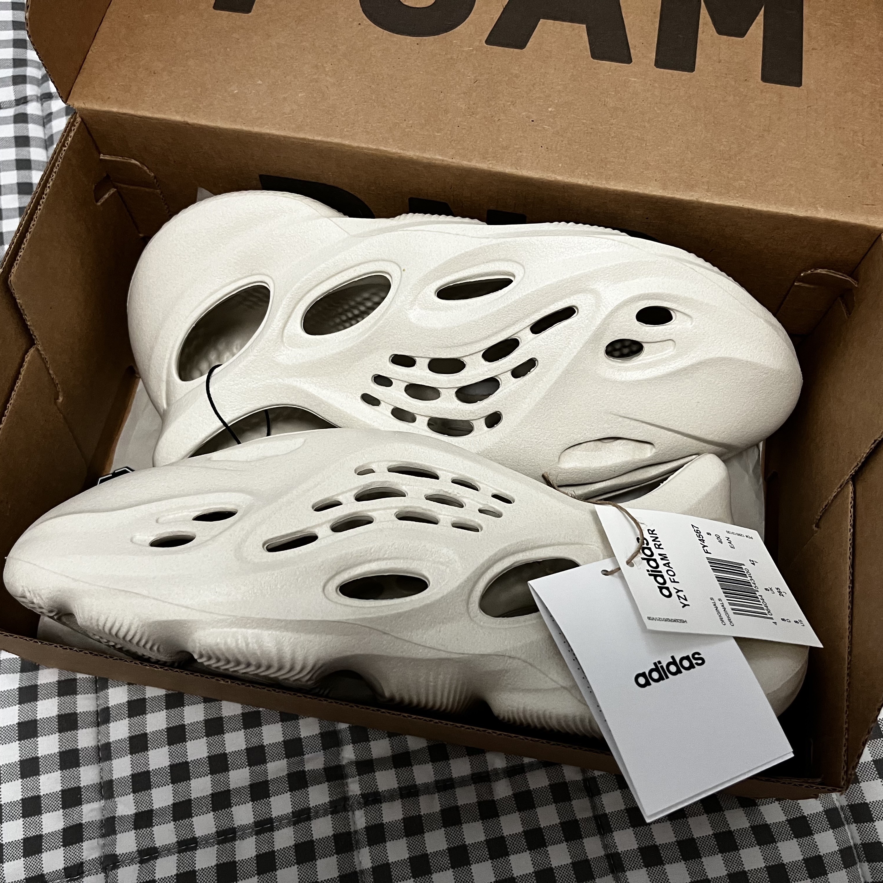 Adidas Yeezy Foam RNNR Sand 착용 스타일