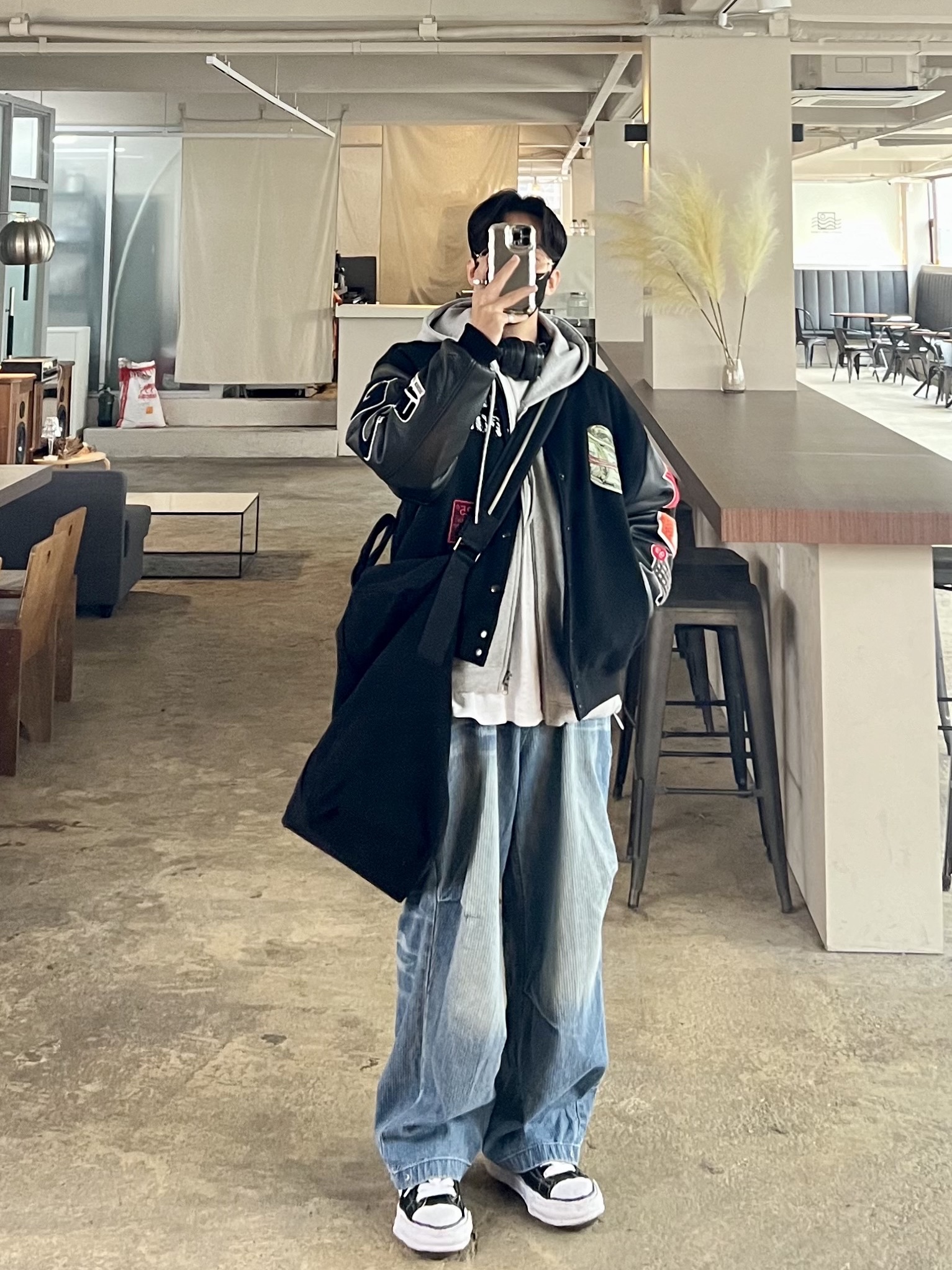 Farfromwhat Far Parachute Big Bag Black, Maison Mihara Yasuhiro Peterson23 OG Sole Canvas Low-top Sneakers Black 착용 스타일
