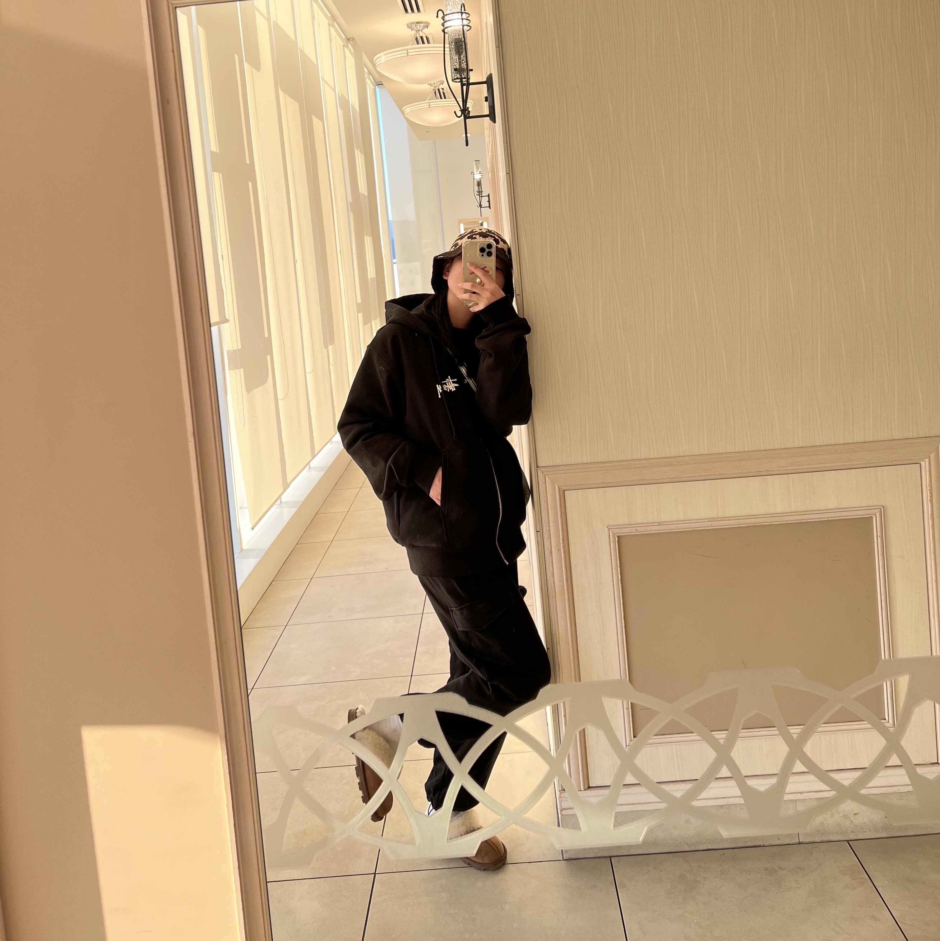 Stussy SS Knit Bucket Hat Black, (W) UGG Coquette Slipper Chestnut 착용 스타일