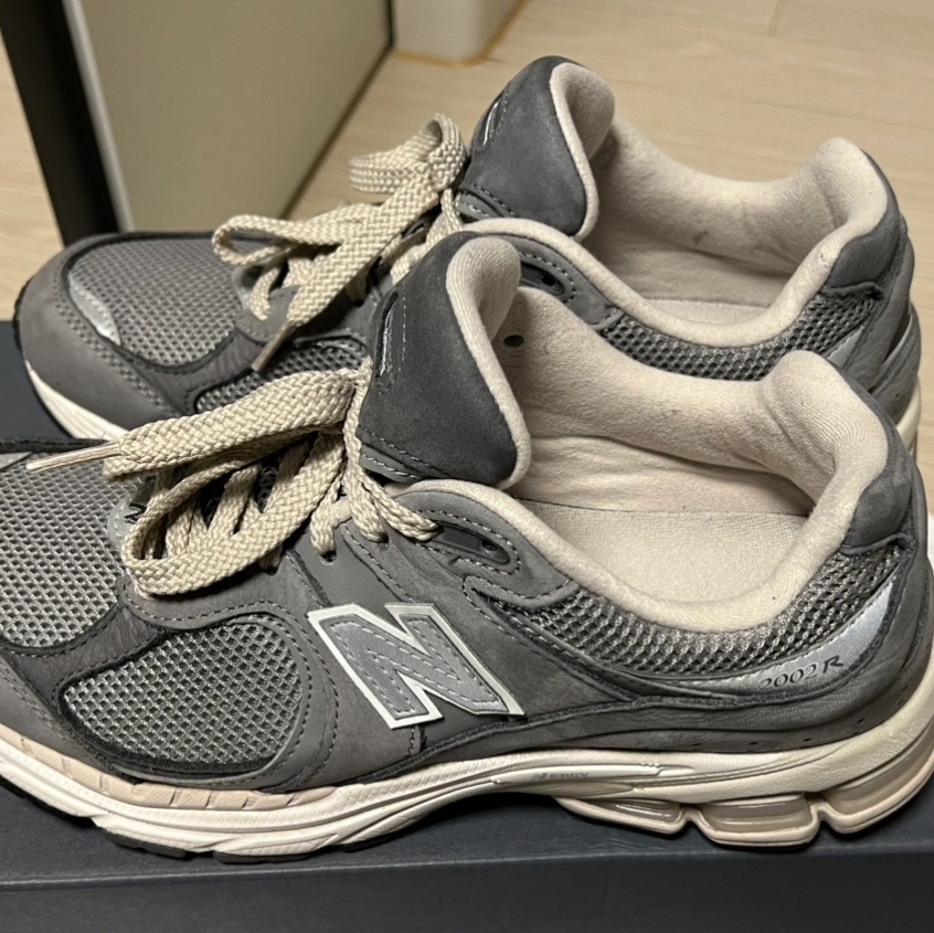 New Balance 2002R Premium Vintage Grey 착용 스타일