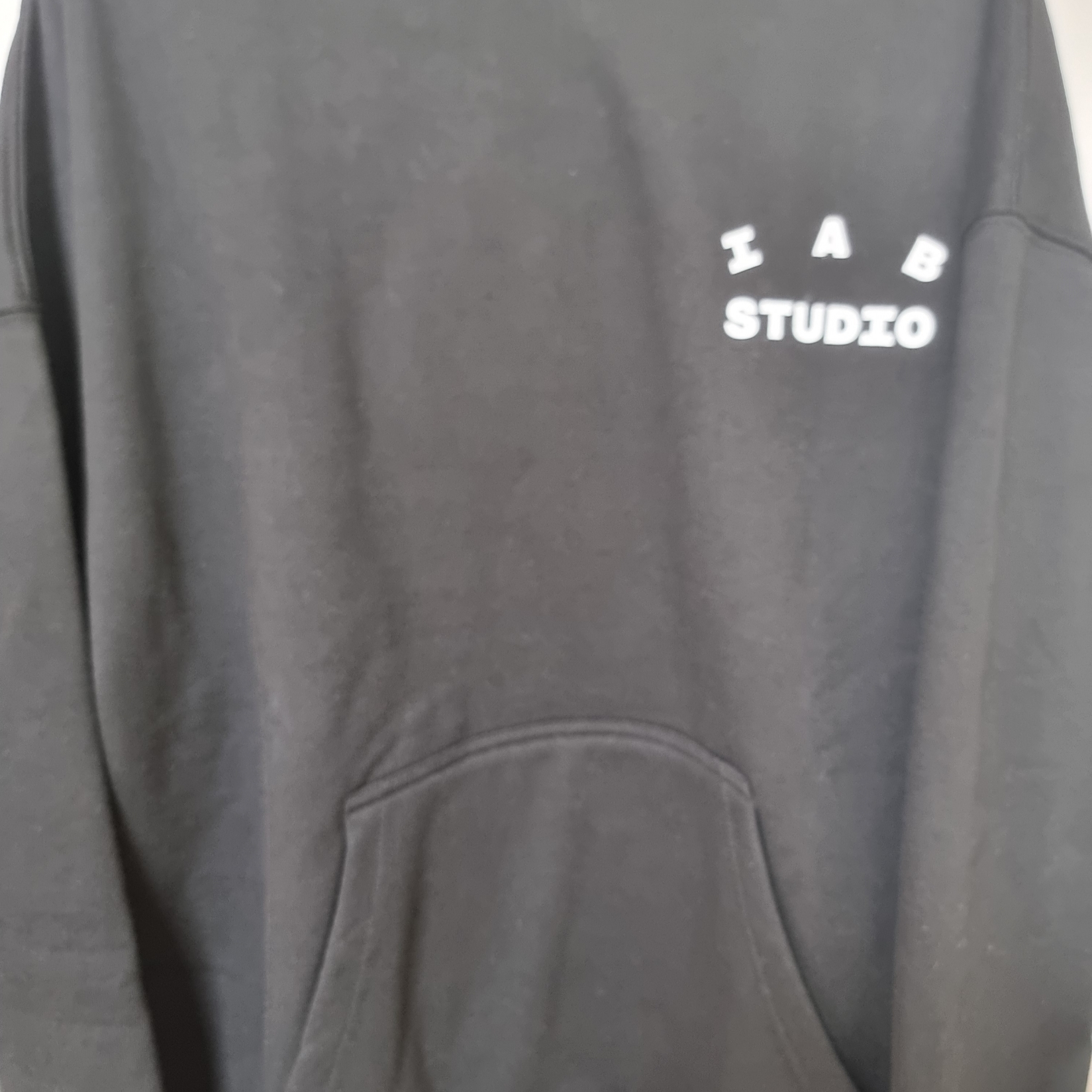 IAB Studio Hoodie Black 착용 스타일 - 1