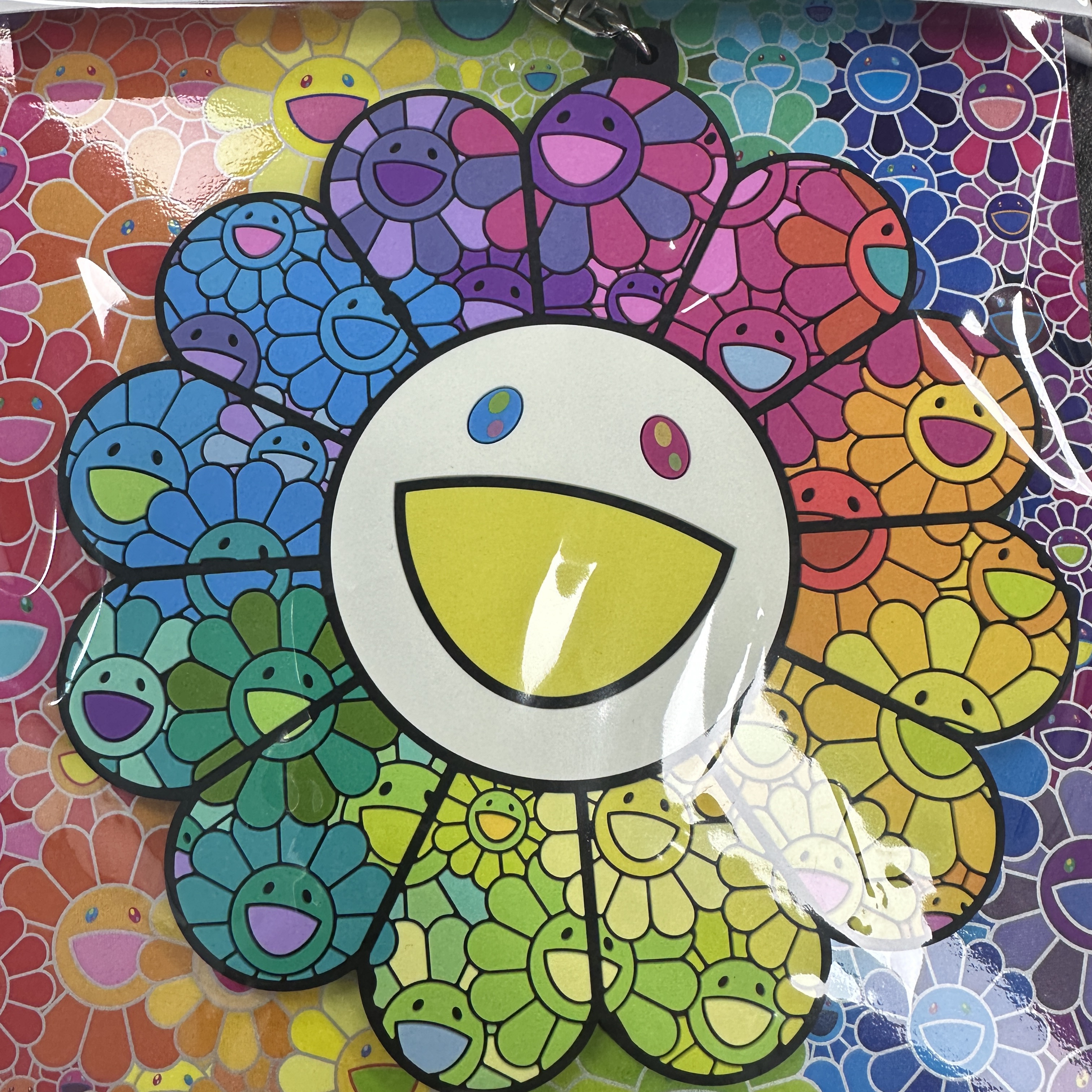 Kaikai Kiki Flower Rubber Keyring Over The Rainbow 착용 스타일