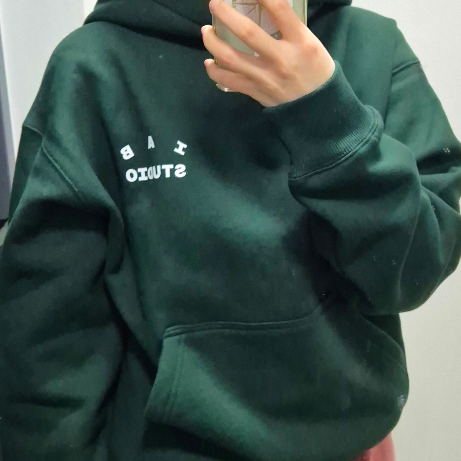 IAB Studio Hoodie Deep Green 착용 스타일 - 2