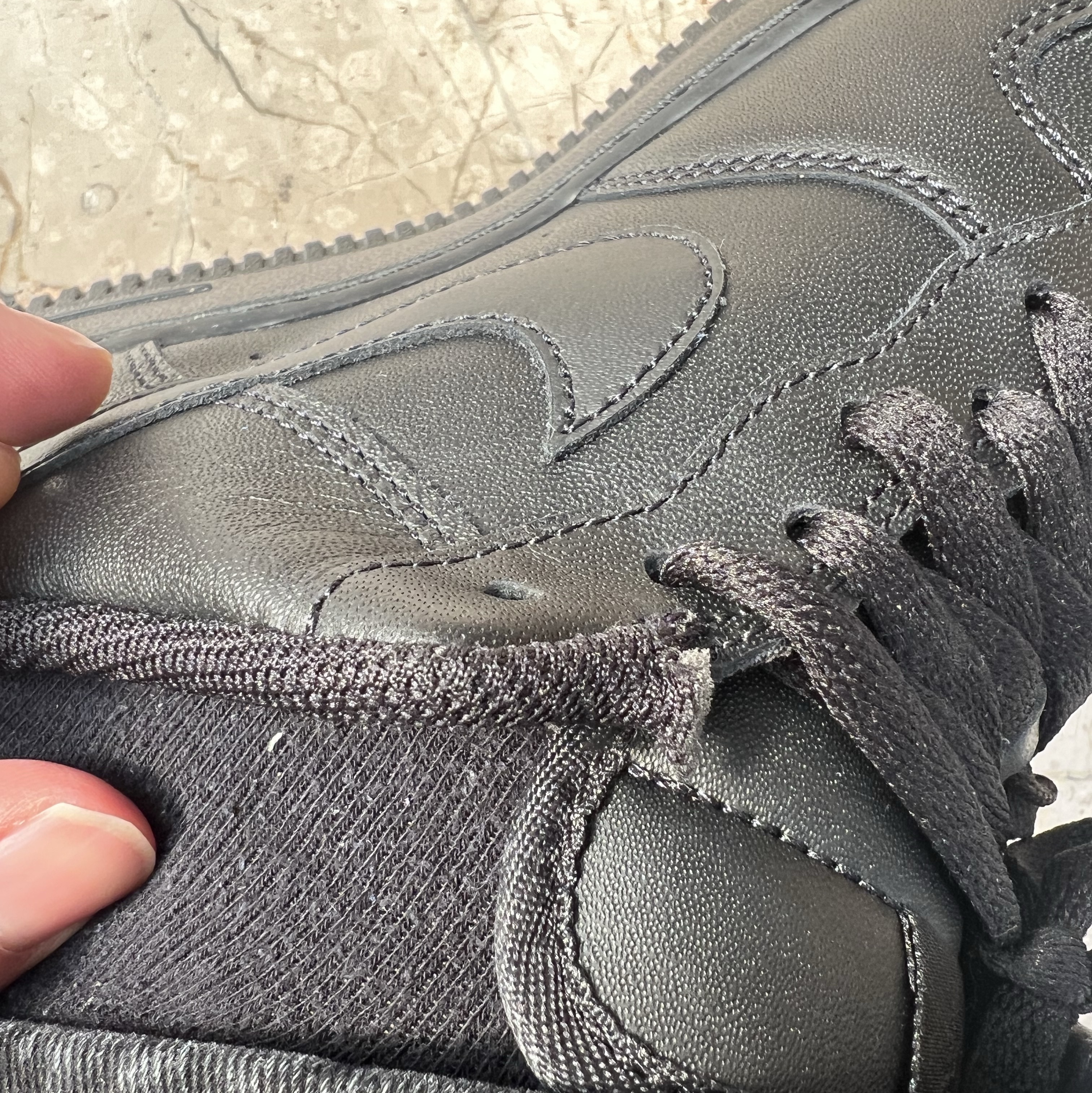 Nike Air Force 1 '07 Low Triple Black 착용 스타일 - 4